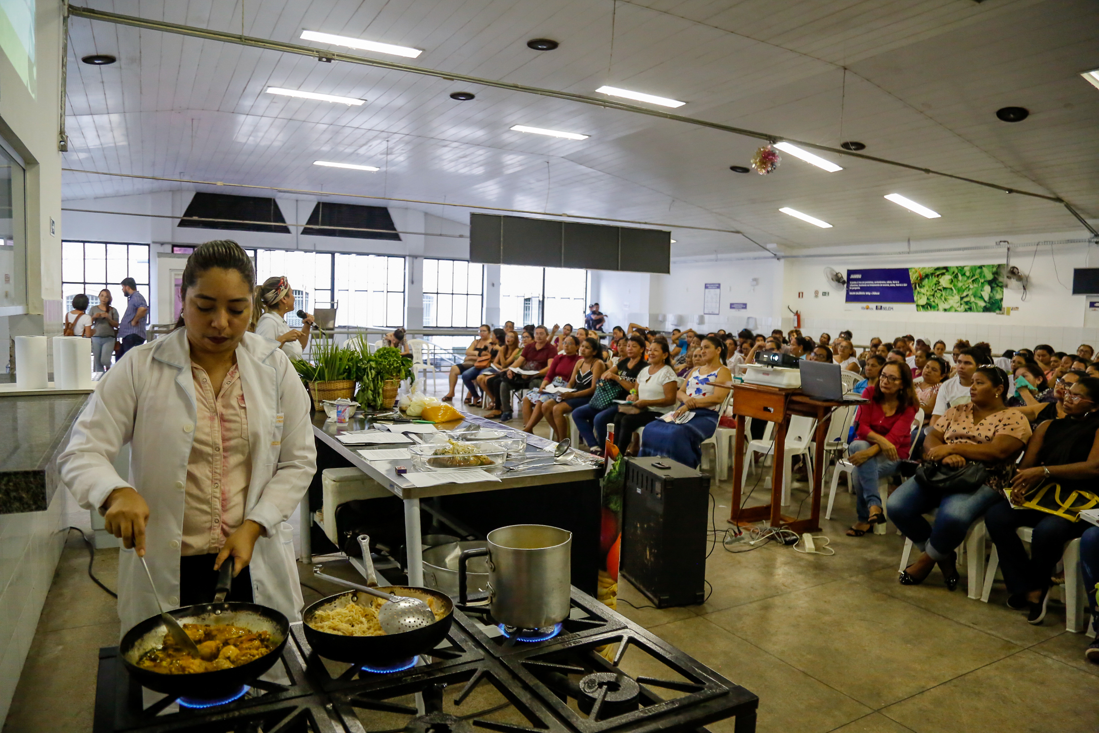 Mais de 600 merendeiras participam de curso de gastronomia