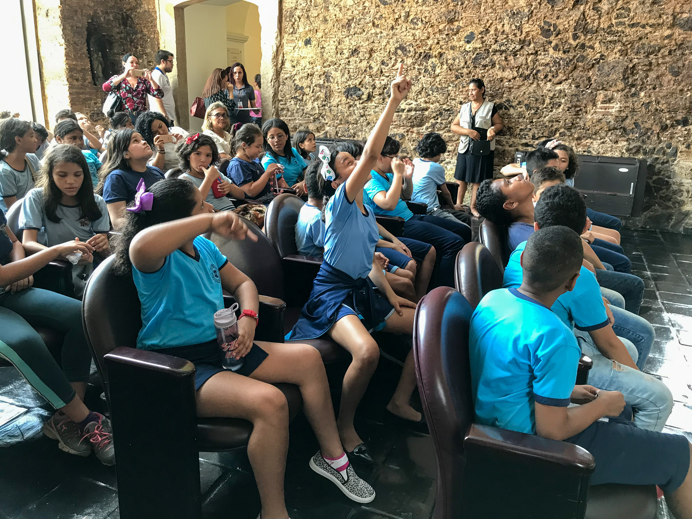 Diversão e aprendizagem marcam passeio turístico de estudantes da rede municipal