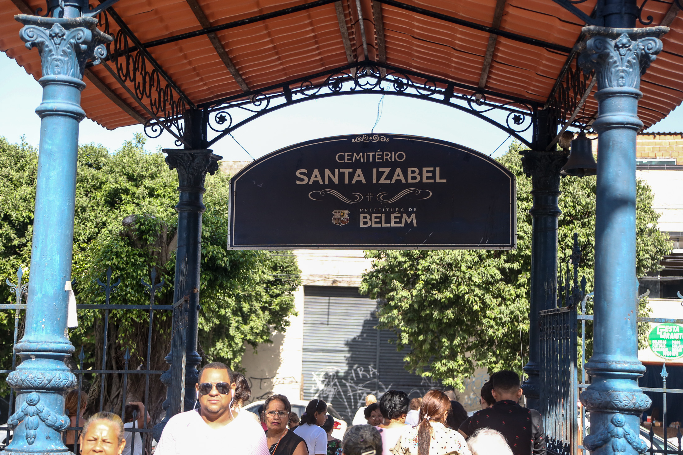 Filhos lotam os cemitérios de Belém no Dia dos Pais