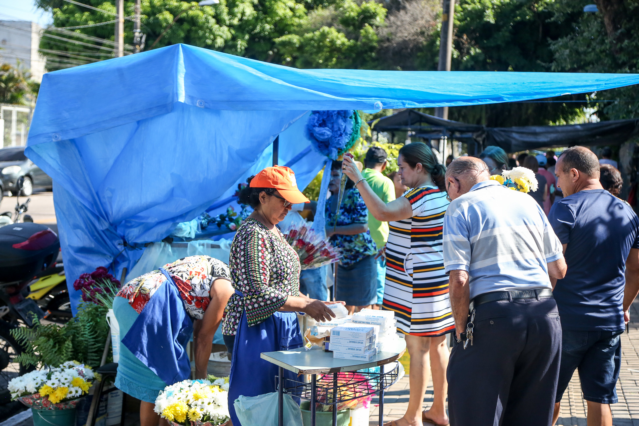 Filhos lotam os cemitérios de Belém no Dia dos Pais