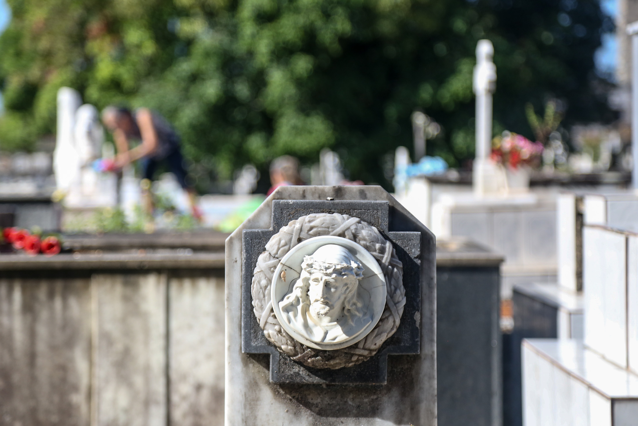 Filhos lotam os cemitérios de Belém no Dia dos Pais