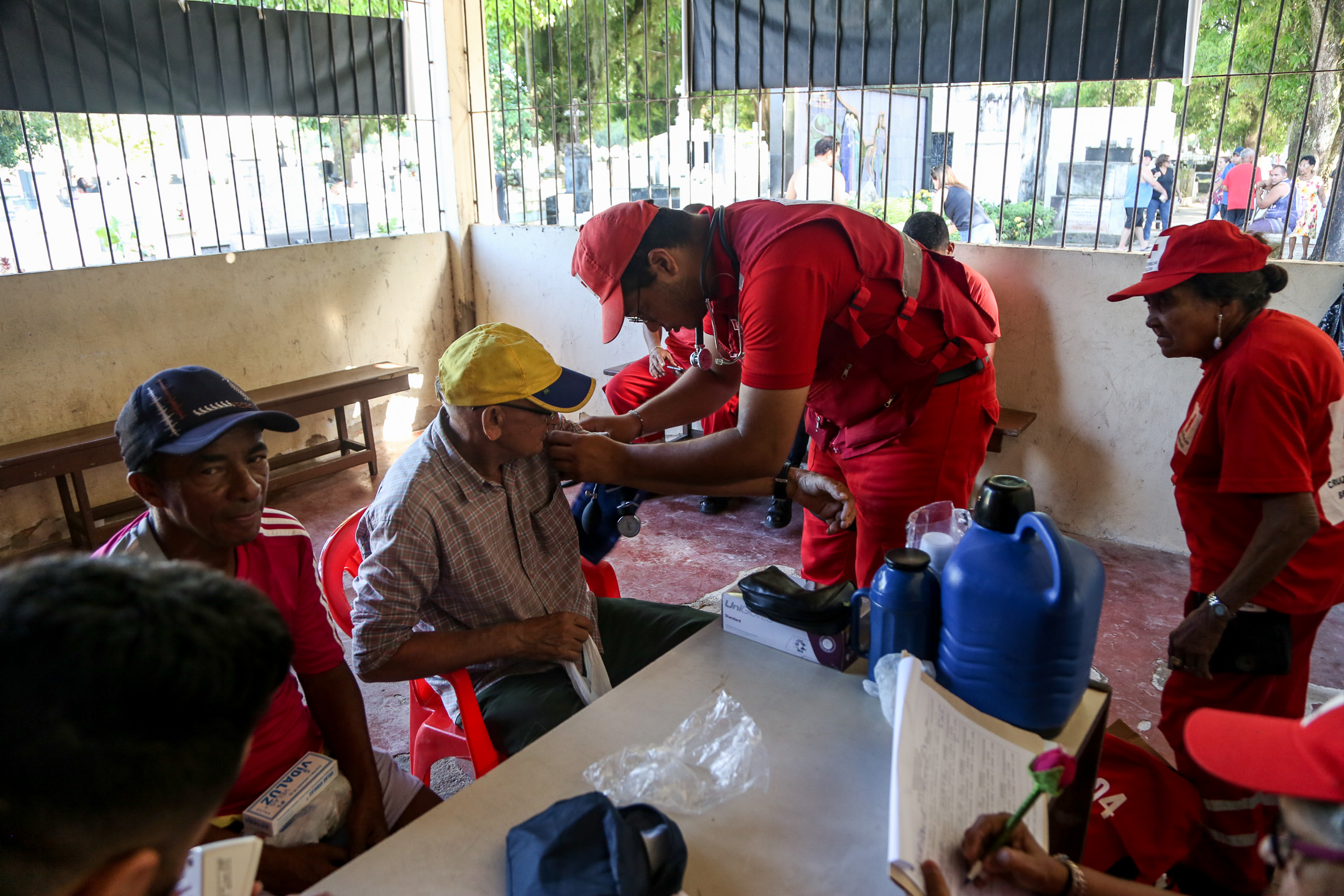 Filhos lotam os cemitérios de Belém no Dia dos Pais