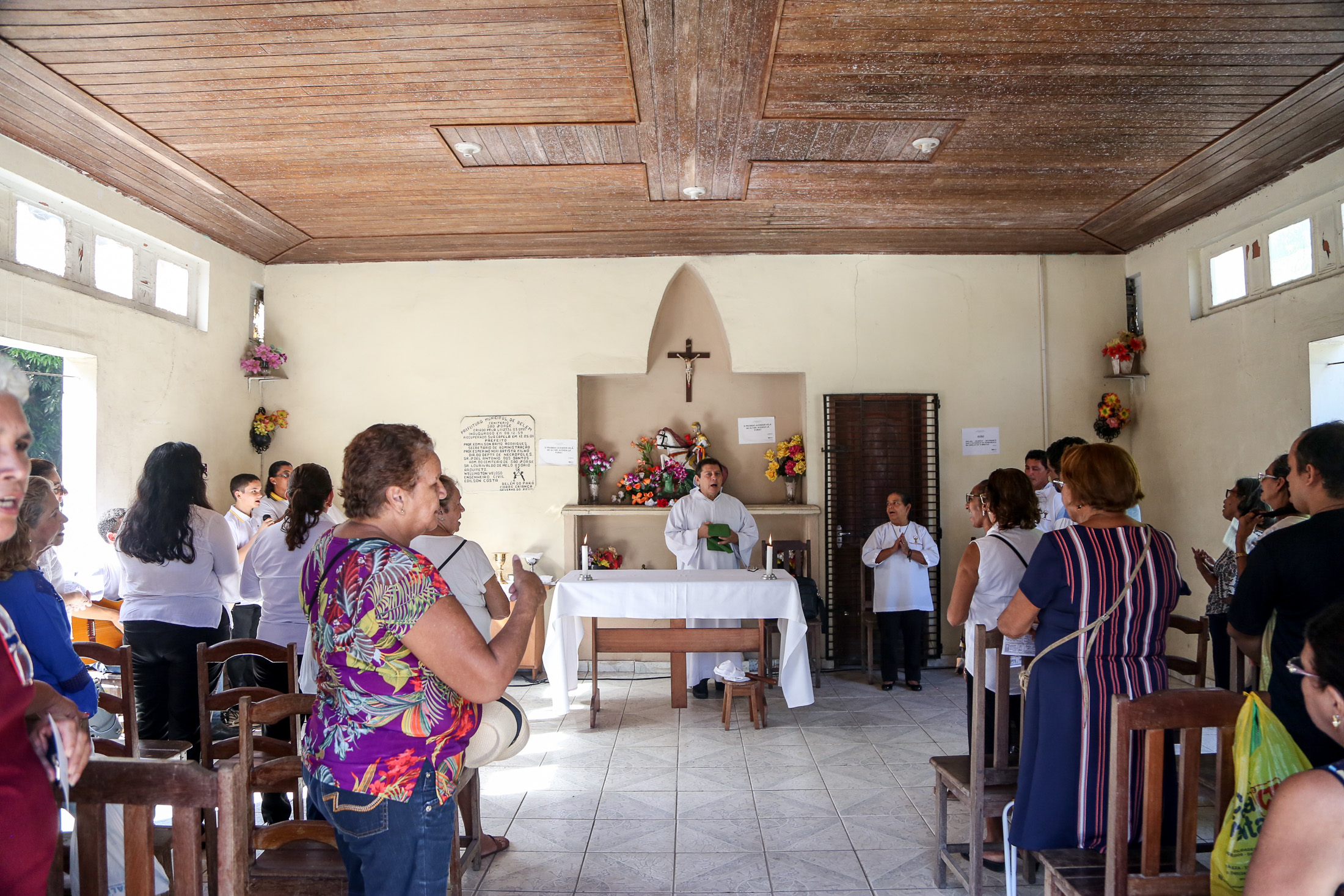 Filhos lotam os cemitérios de Belém no Dia dos Pais