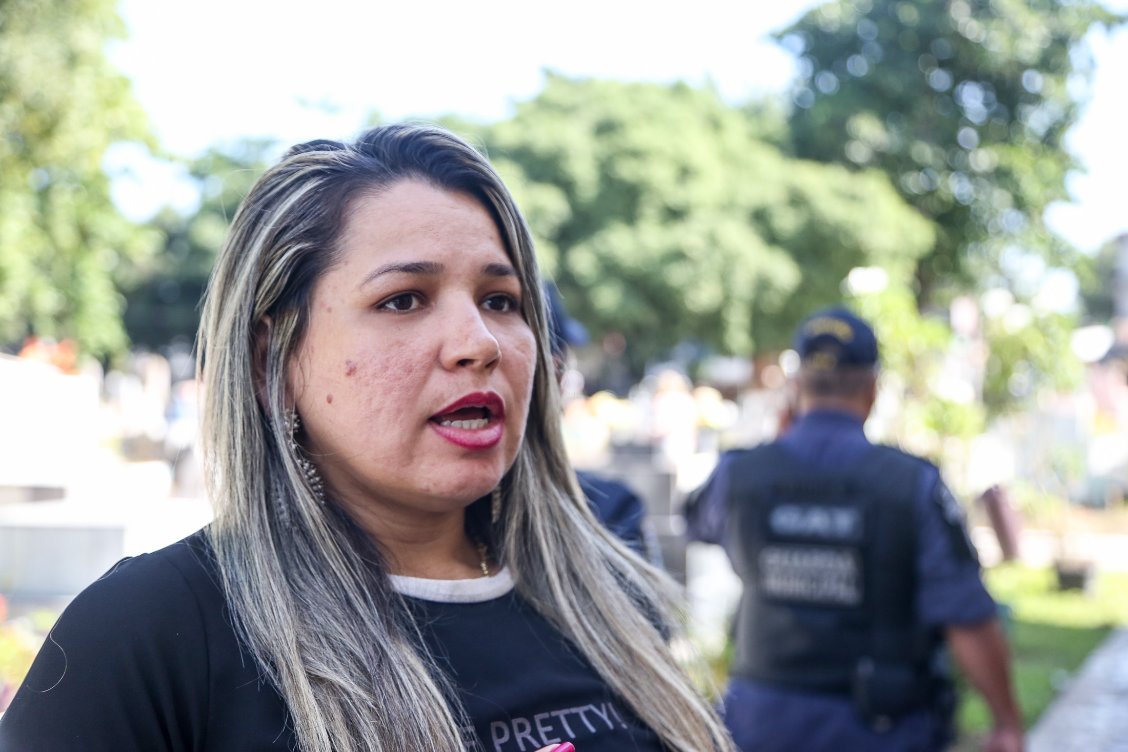 Filhos lotam os cemitérios de Belém no Dia dos Pais