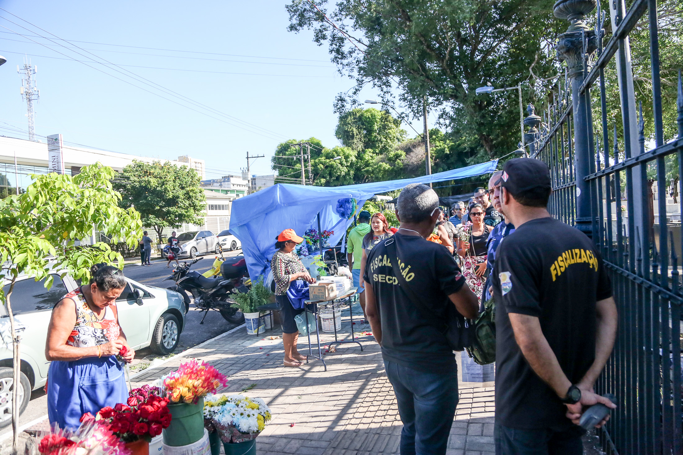 Filhos lotam os cemitérios de Belém no Dia dos Pais