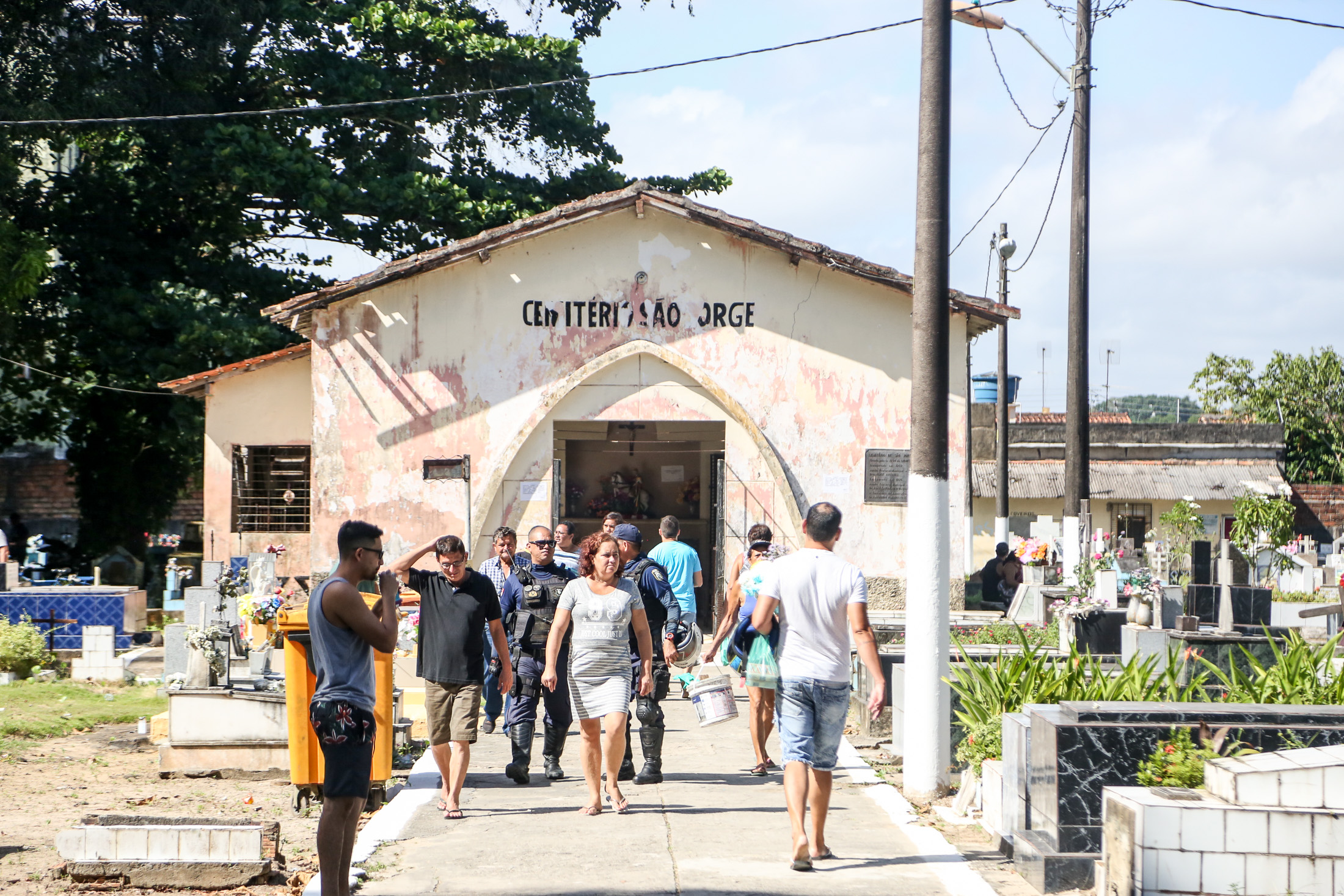 Seurb reforma muro do cemitério São Jorge, na Marambaia