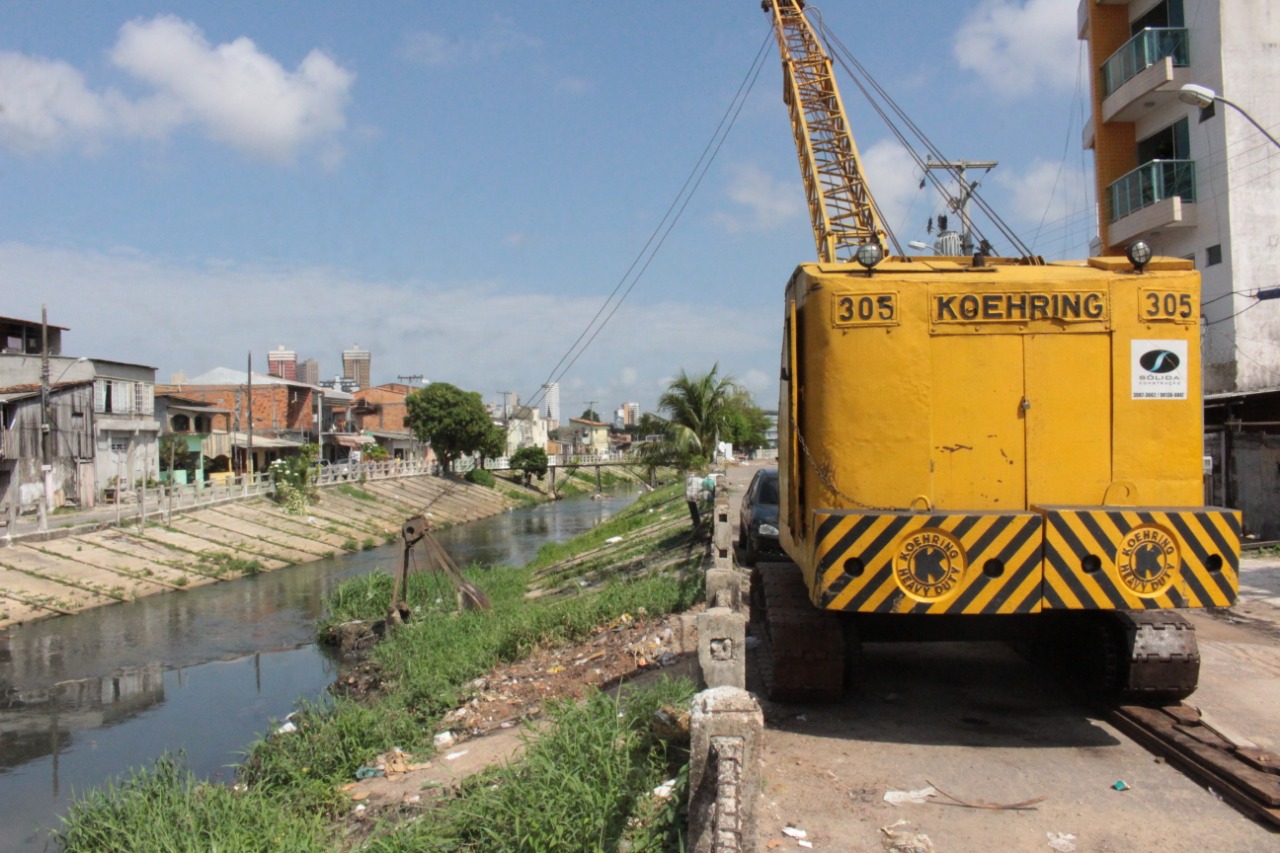 Objetos descartados nos canais da cidade geram alagamentos e causam transtornos