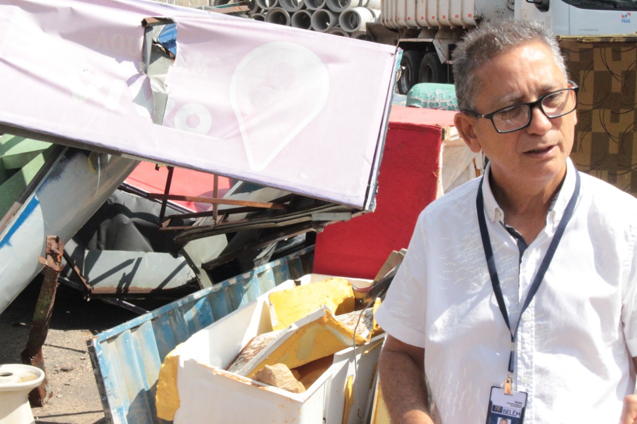 Objetos descartados nos canais da cidade geram alagamentos e causam transtornos