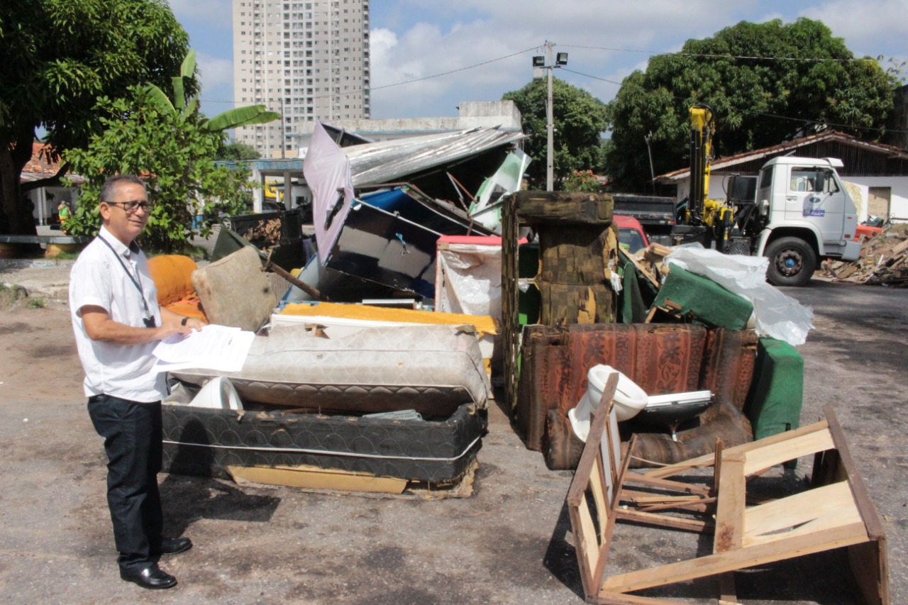 Objetos descartados nos canais da cidade geram alagamentos e causam transtornos