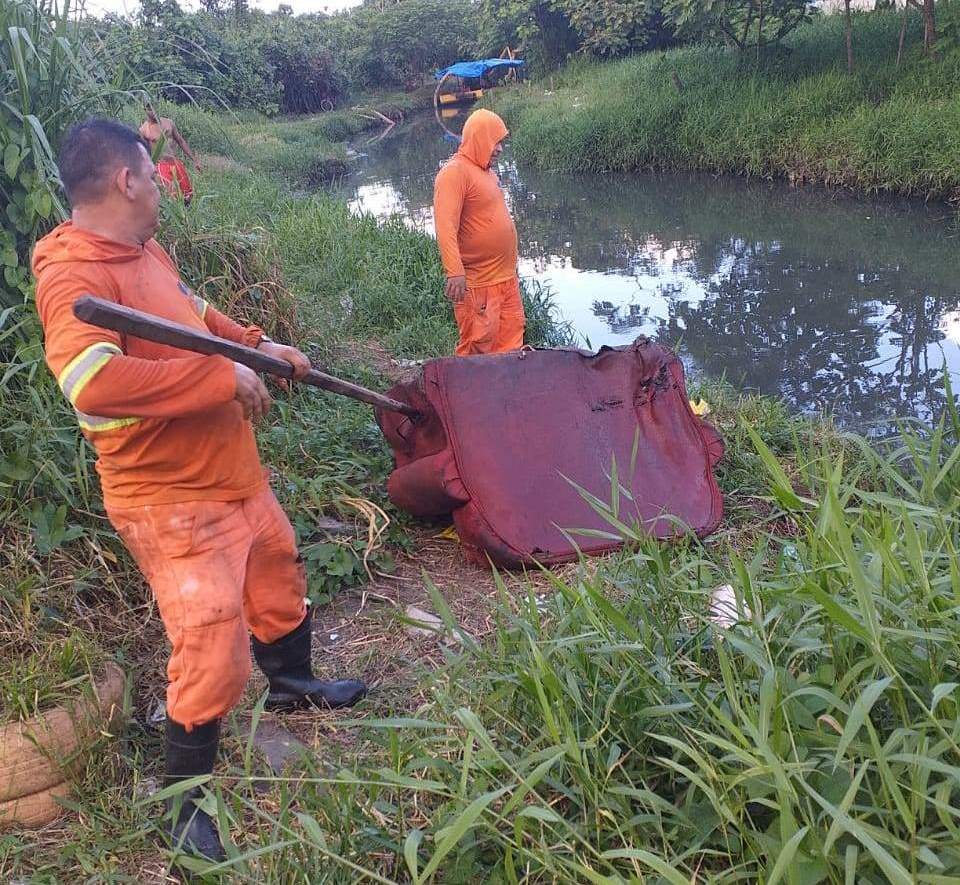 Objetos descartados nos canais da cidade geram alagamentos e causam transtornos