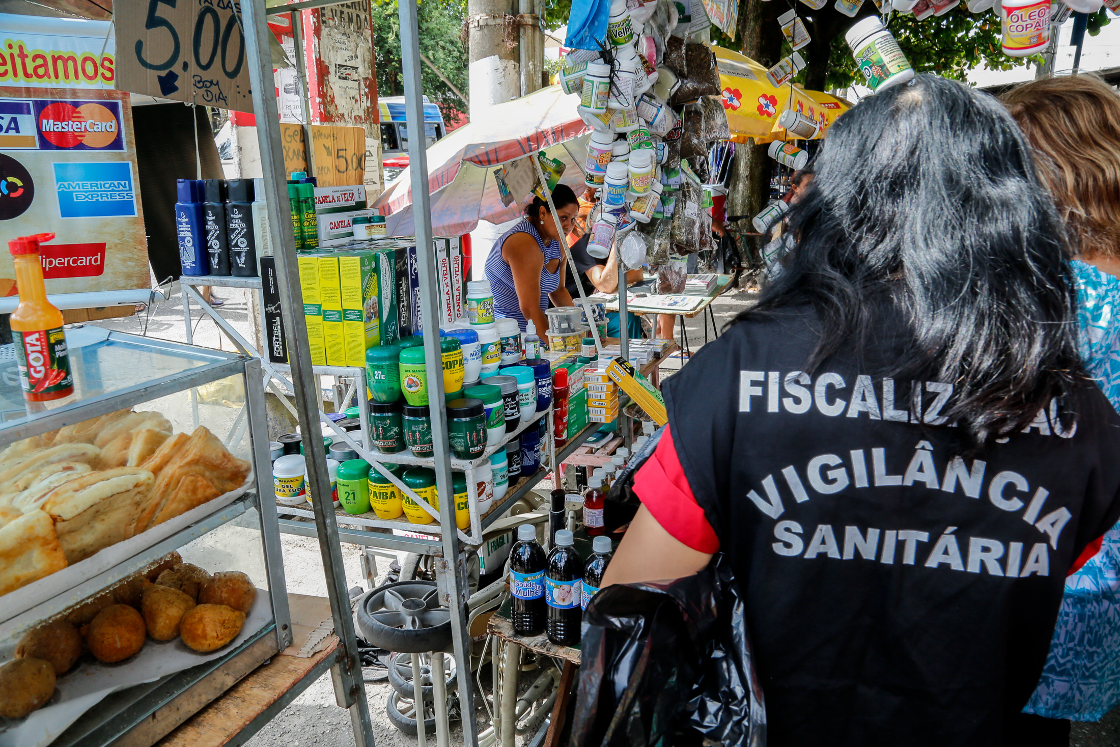Vigilância Sanitária apreende medicamentos irregulares vendidos em feiras de Belém 