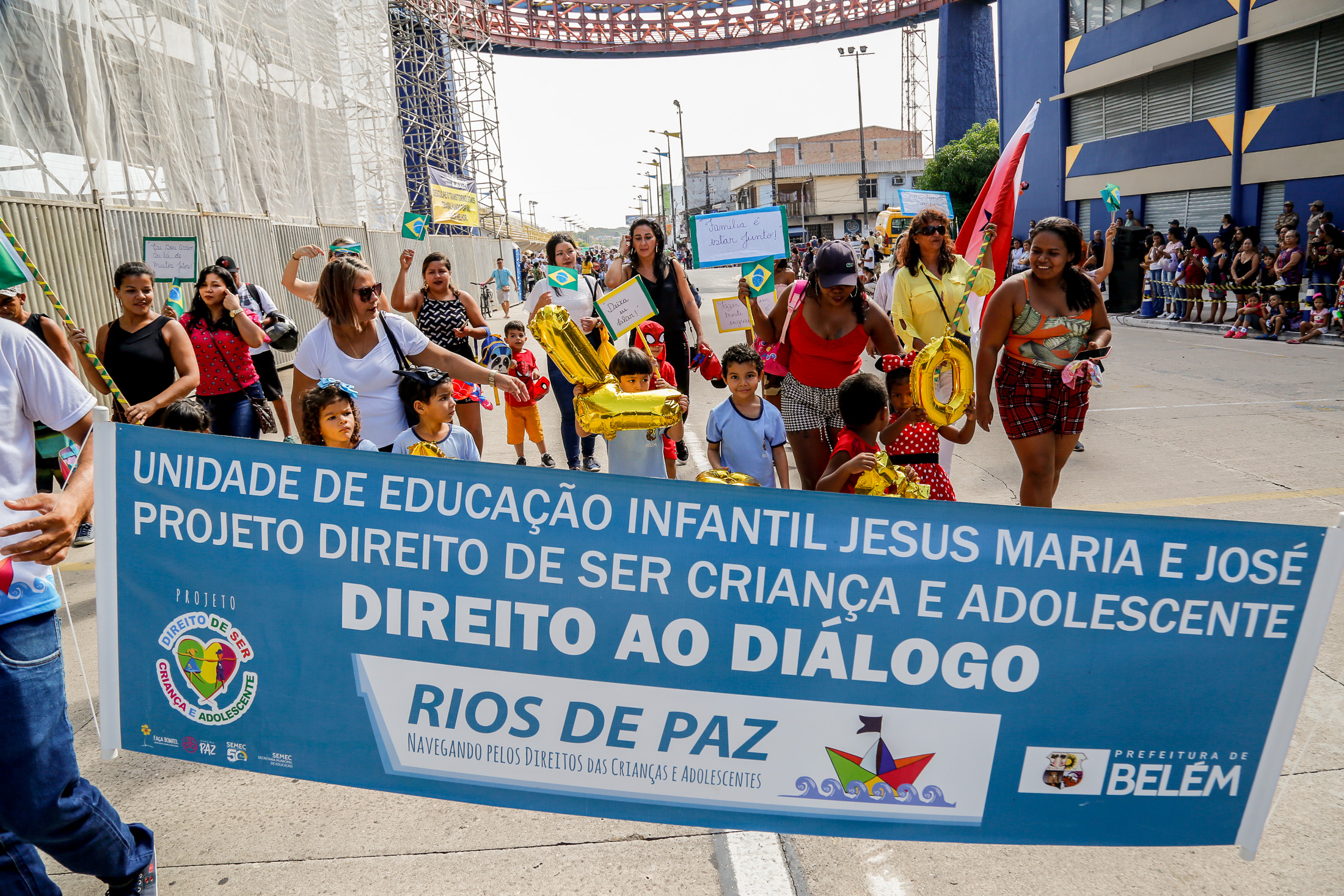 Garantia de direitos é destaque no desfile escolar de estudantes municipais 