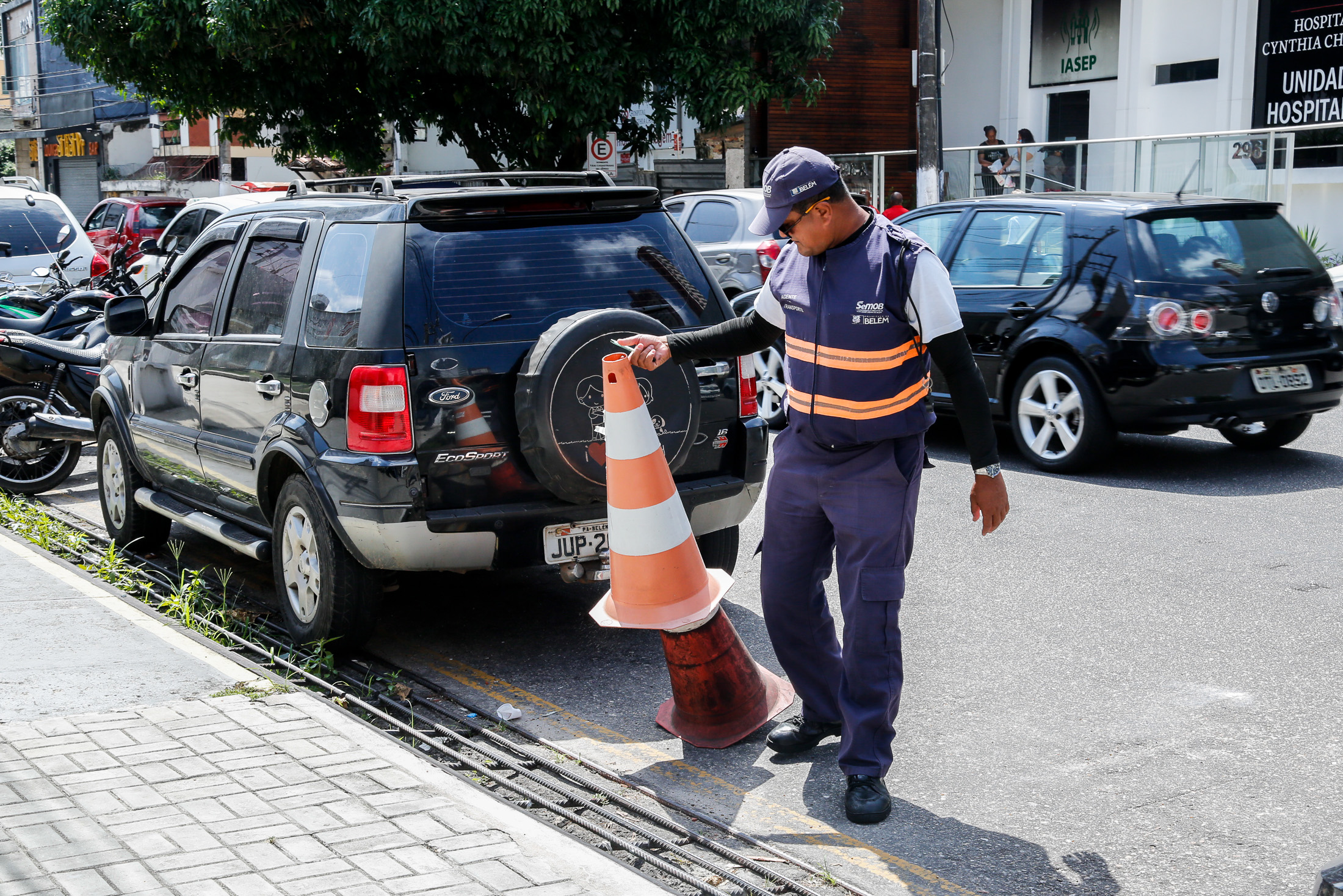 Operação de trânsito desobstrui vagas de estacionamento ocupadas irregularmente