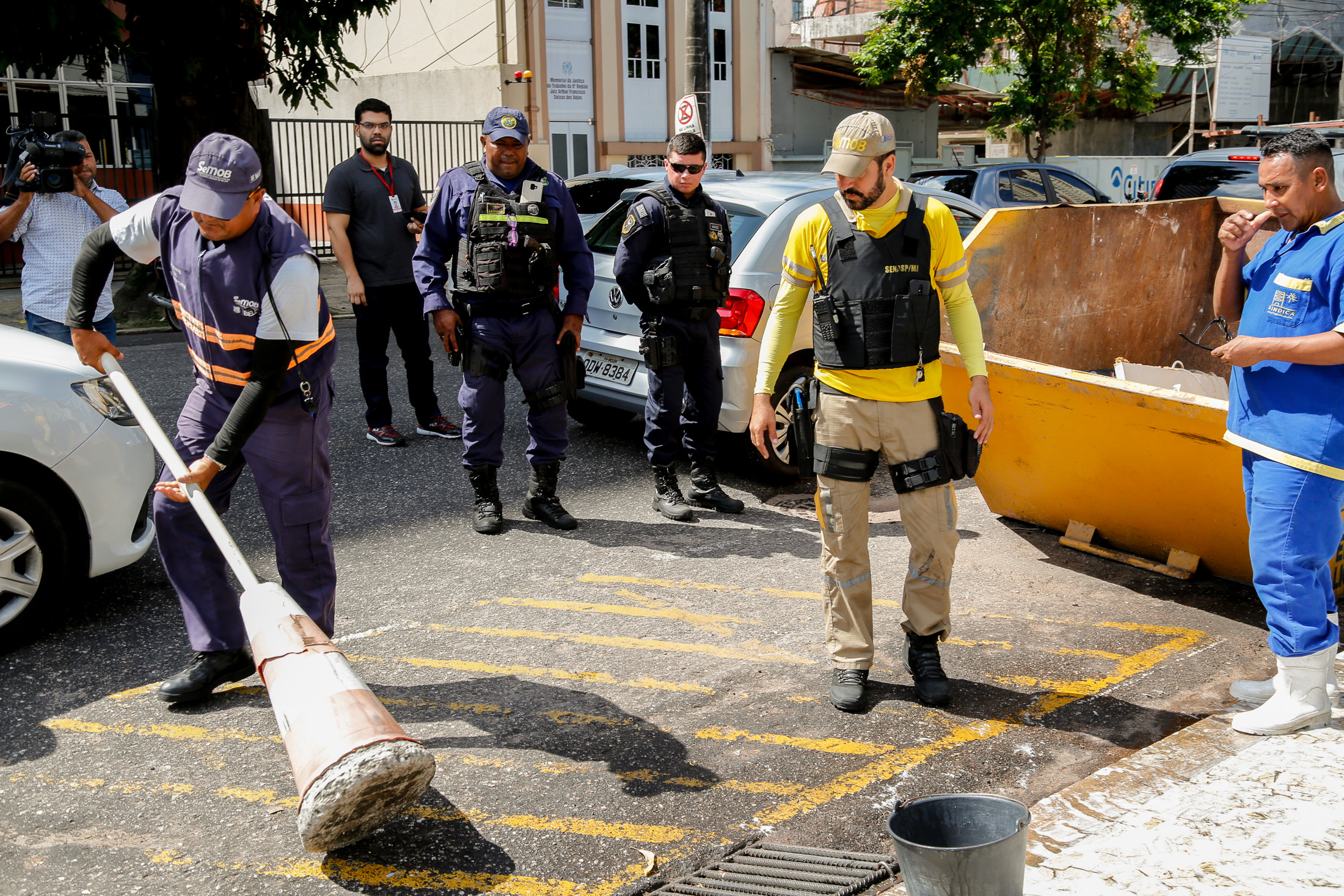Operação de trânsito desobstrui vagas de estacionamento ocupadas irregularmente