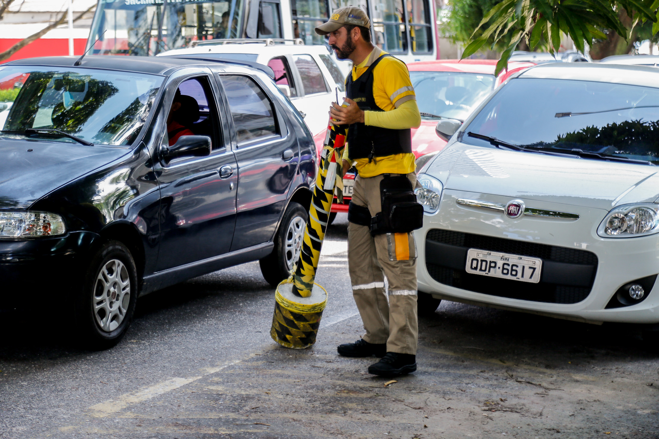 Operação de trânsito desobstrui vagas de estacionamento ocupadas irregularmente