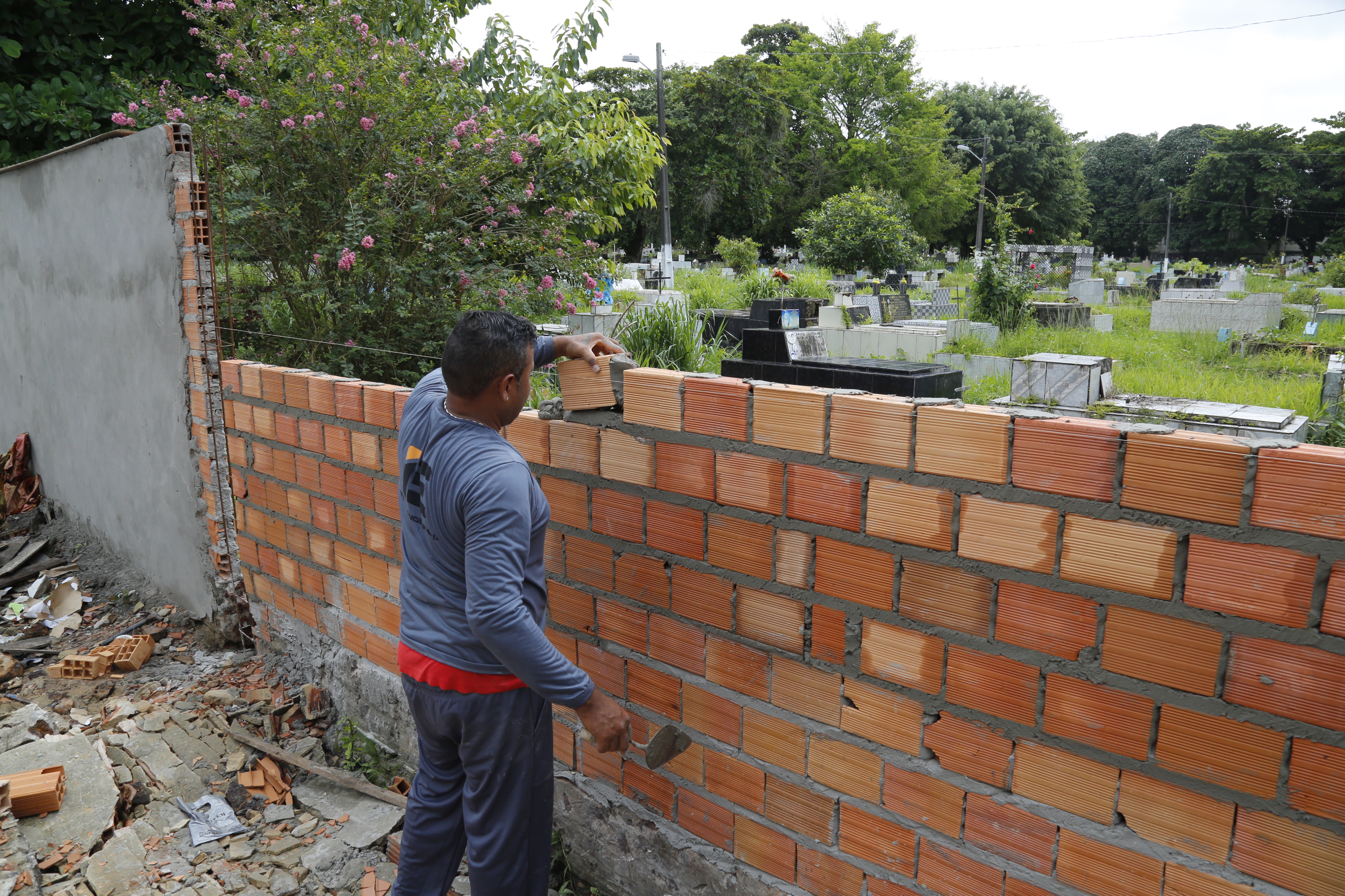 Seurb reforma muro do cemitério São Jorge, na Marambaia