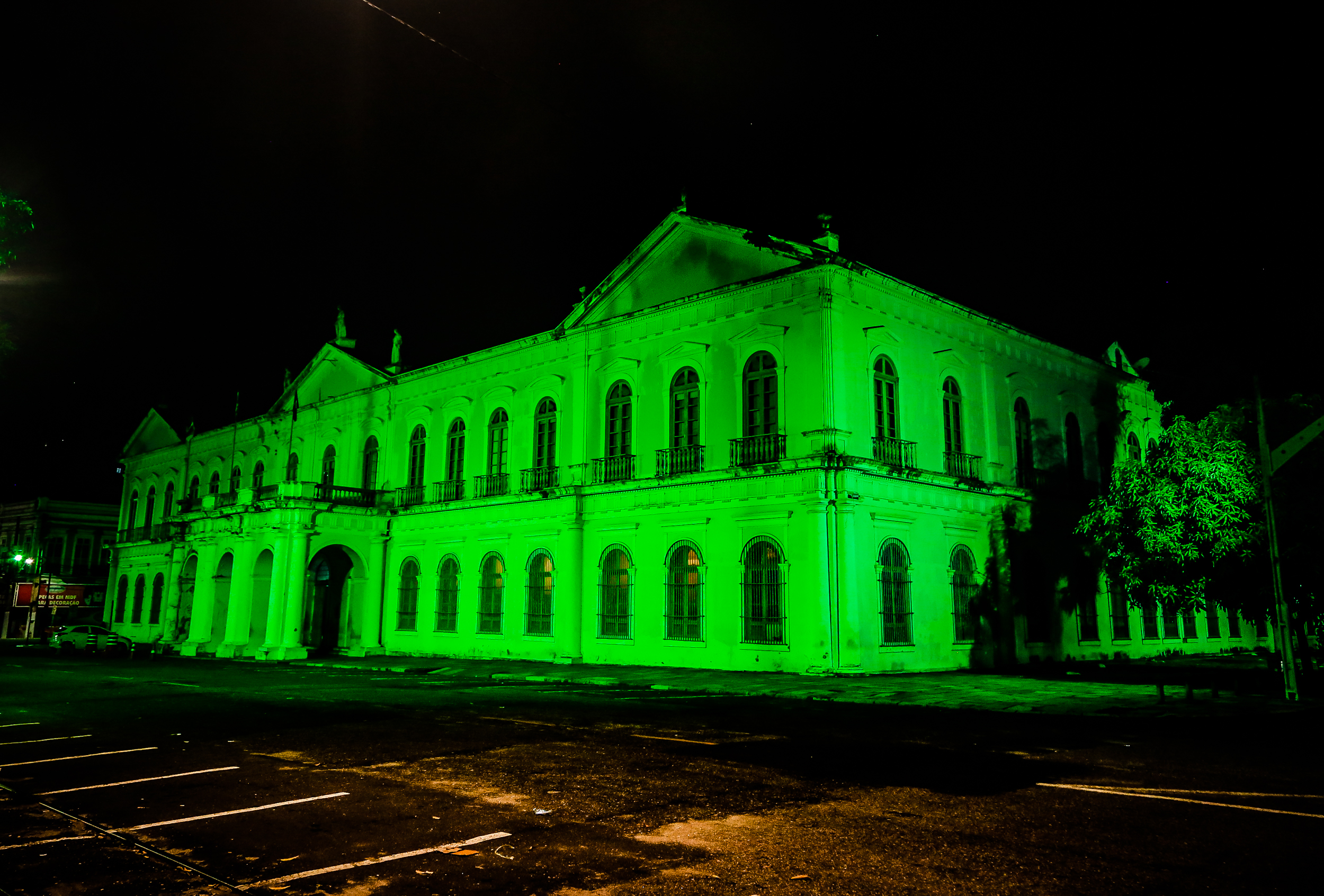 Serviços de modernização e ampliação da iluminação pública avançam na cidade