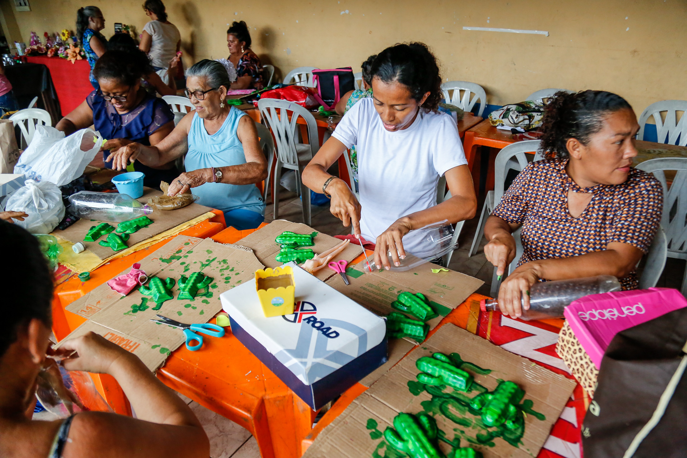 Famílias atendidas pelo CRAS Tapanã participam de curso de artesanato