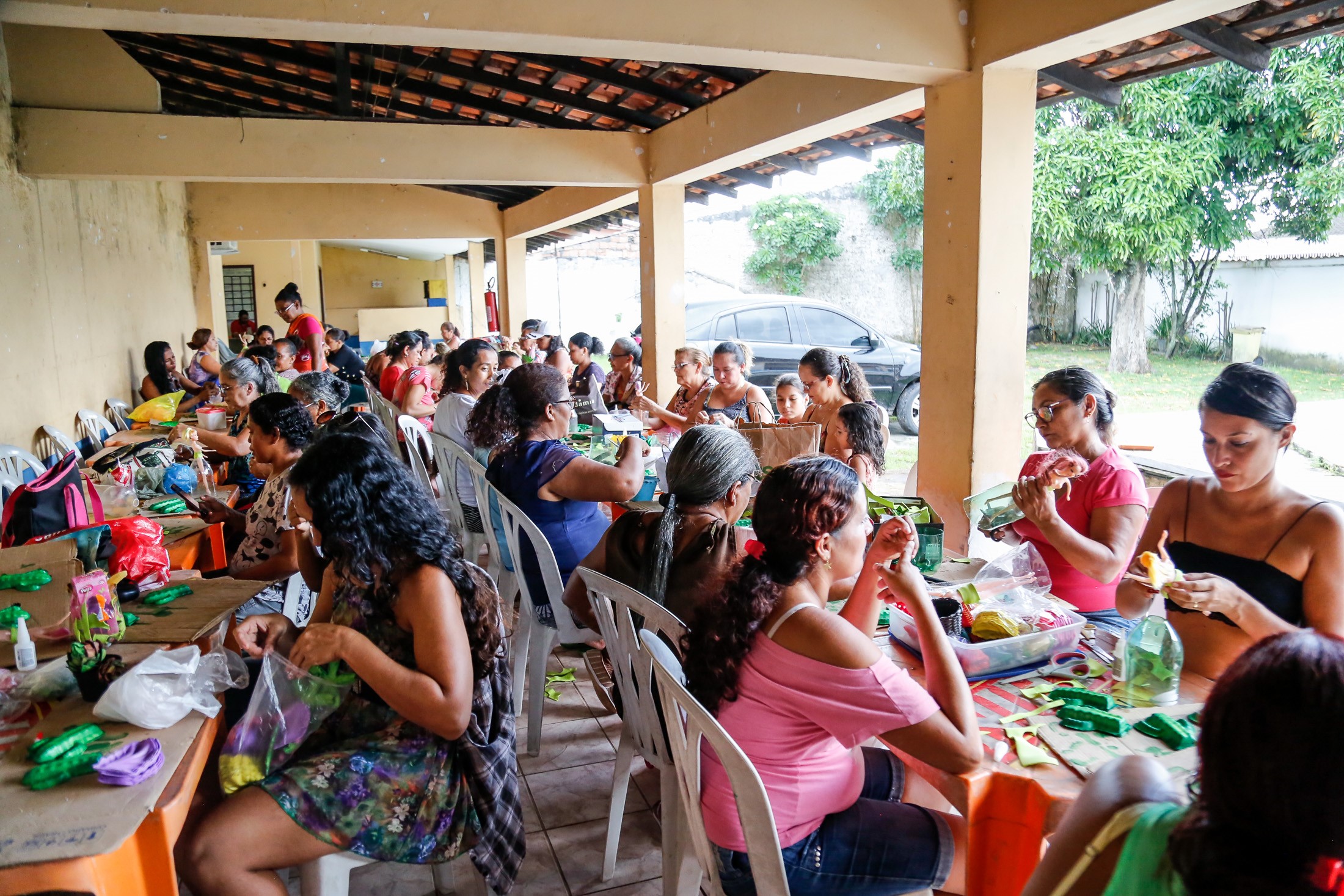 Famílias atendidas pelo CRAS Tapanã participam de curso de artesanato