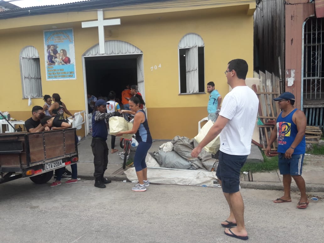 Sábado foi de doações às vítimas do incêndio na Pedreira