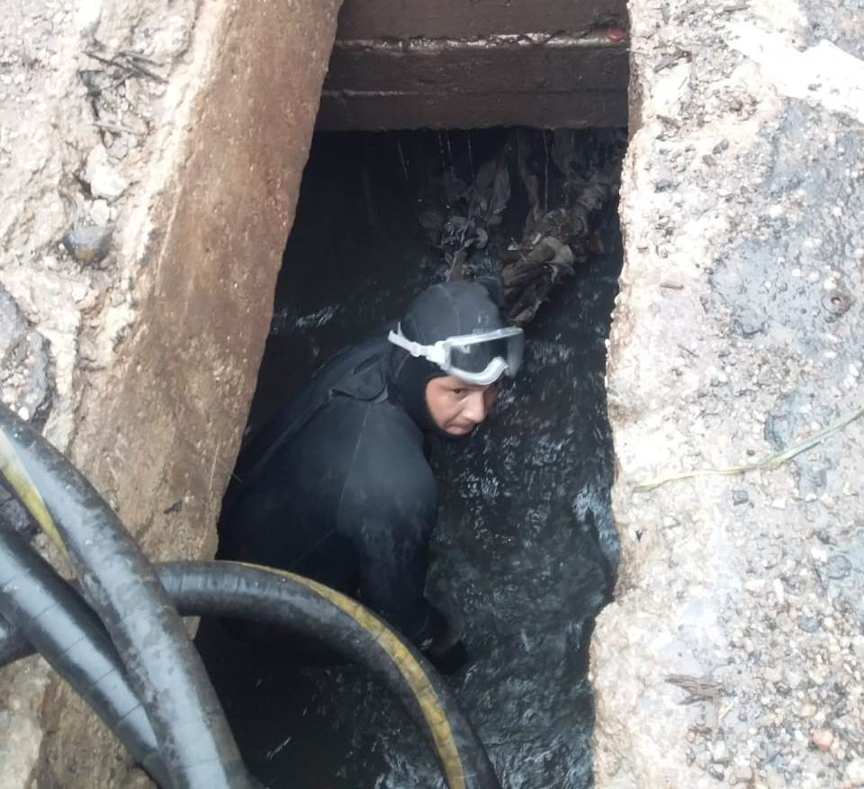 Trabalho de mergulhadores é fundamental na limpeza de canais e da rede de drenagem