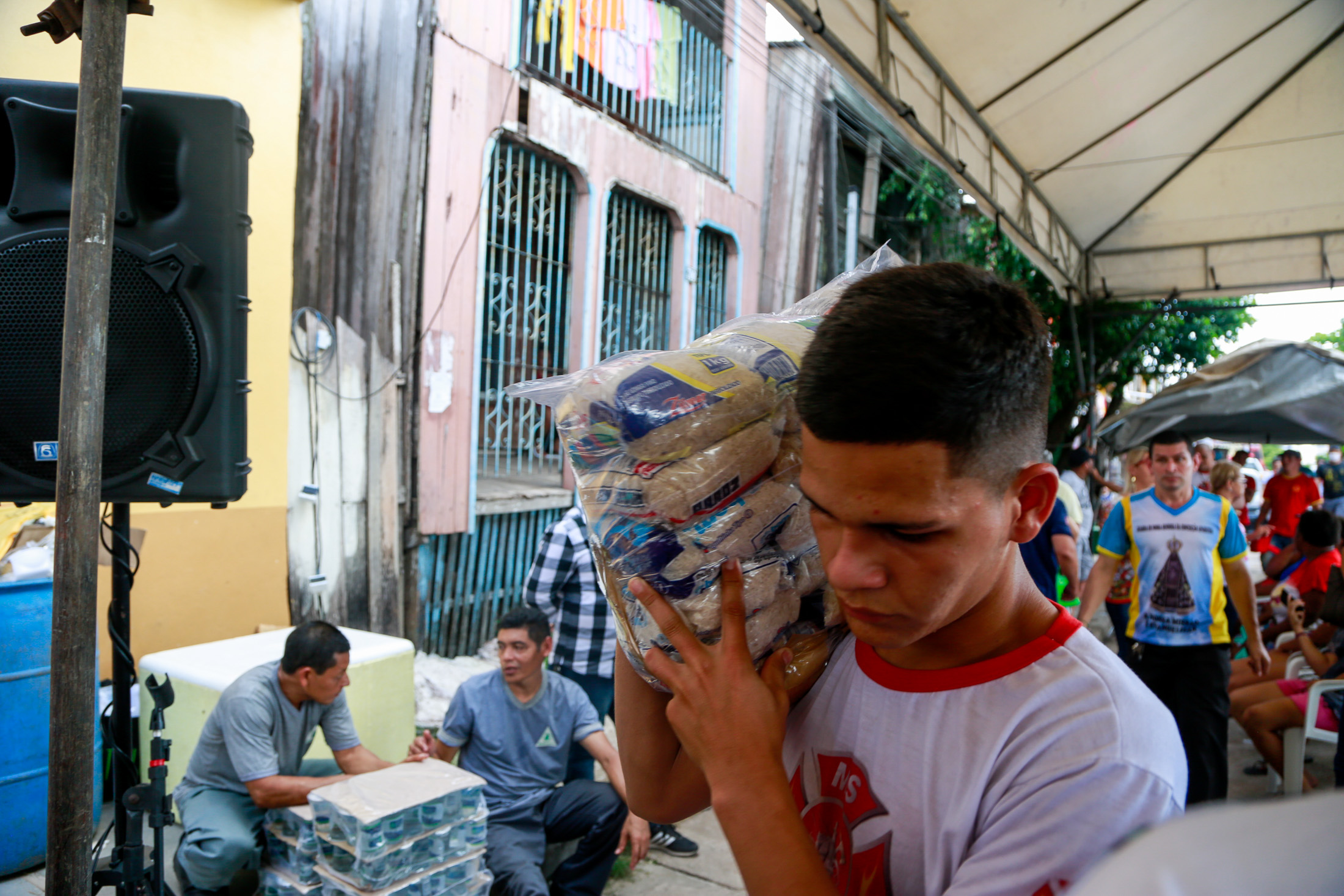 Prefeitura entrega benefícios a famílias atingidas pelo incêndio no bairro da Pedreira