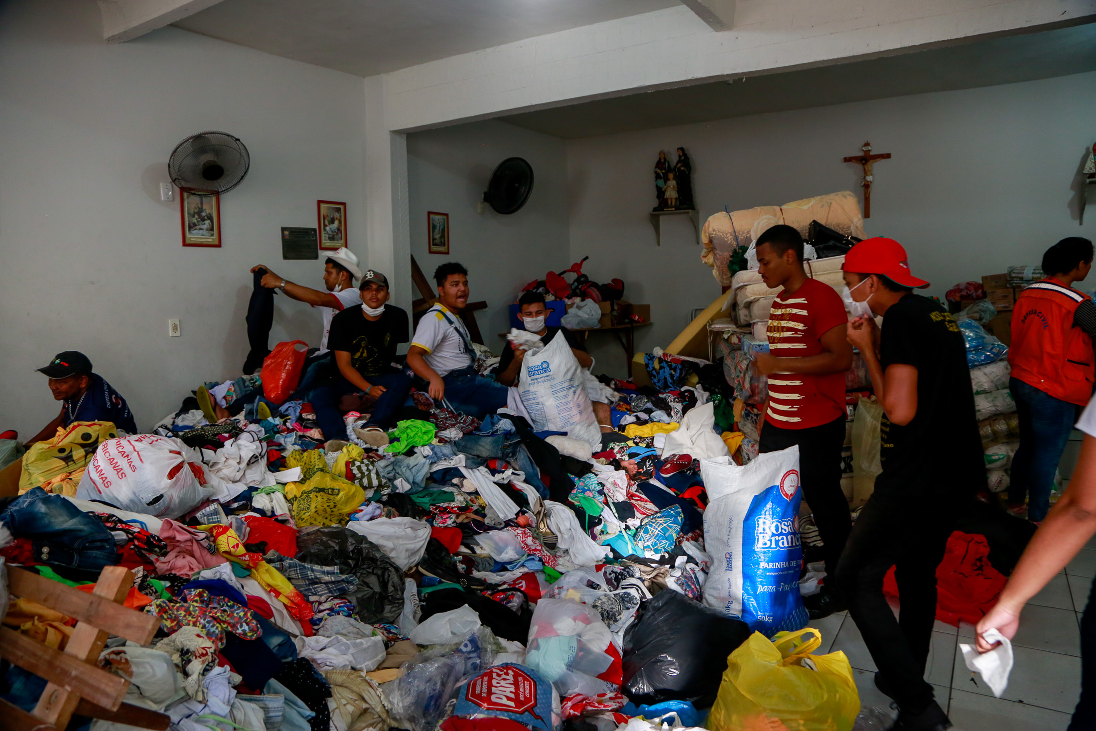 Prefeitura entrega benefícios a famílias atingidas pelo incêndio no bairro da Pedreira