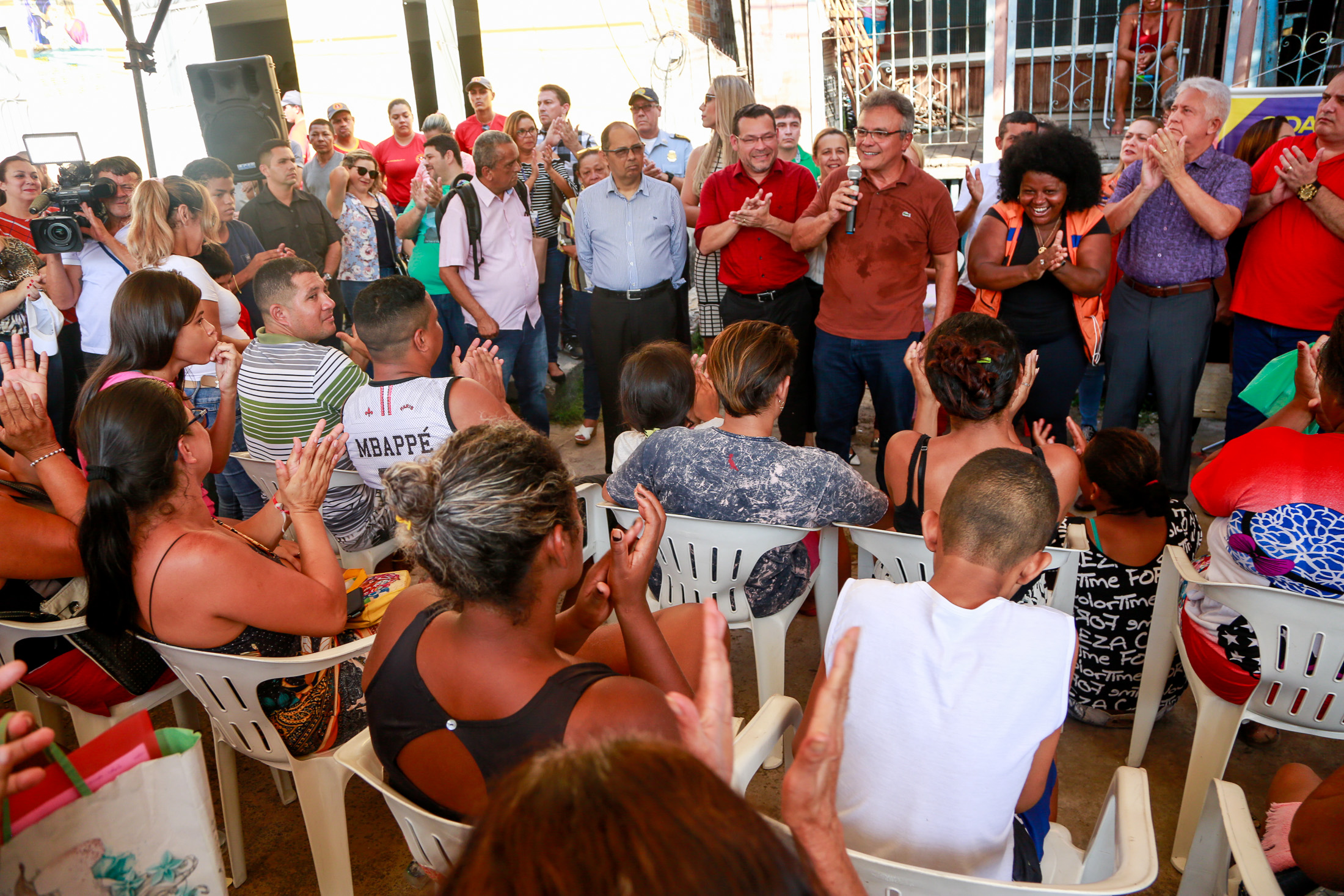 Prefeitura entrega benefícios a famílias atingidas pelo incêndio no bairro da Pedreira