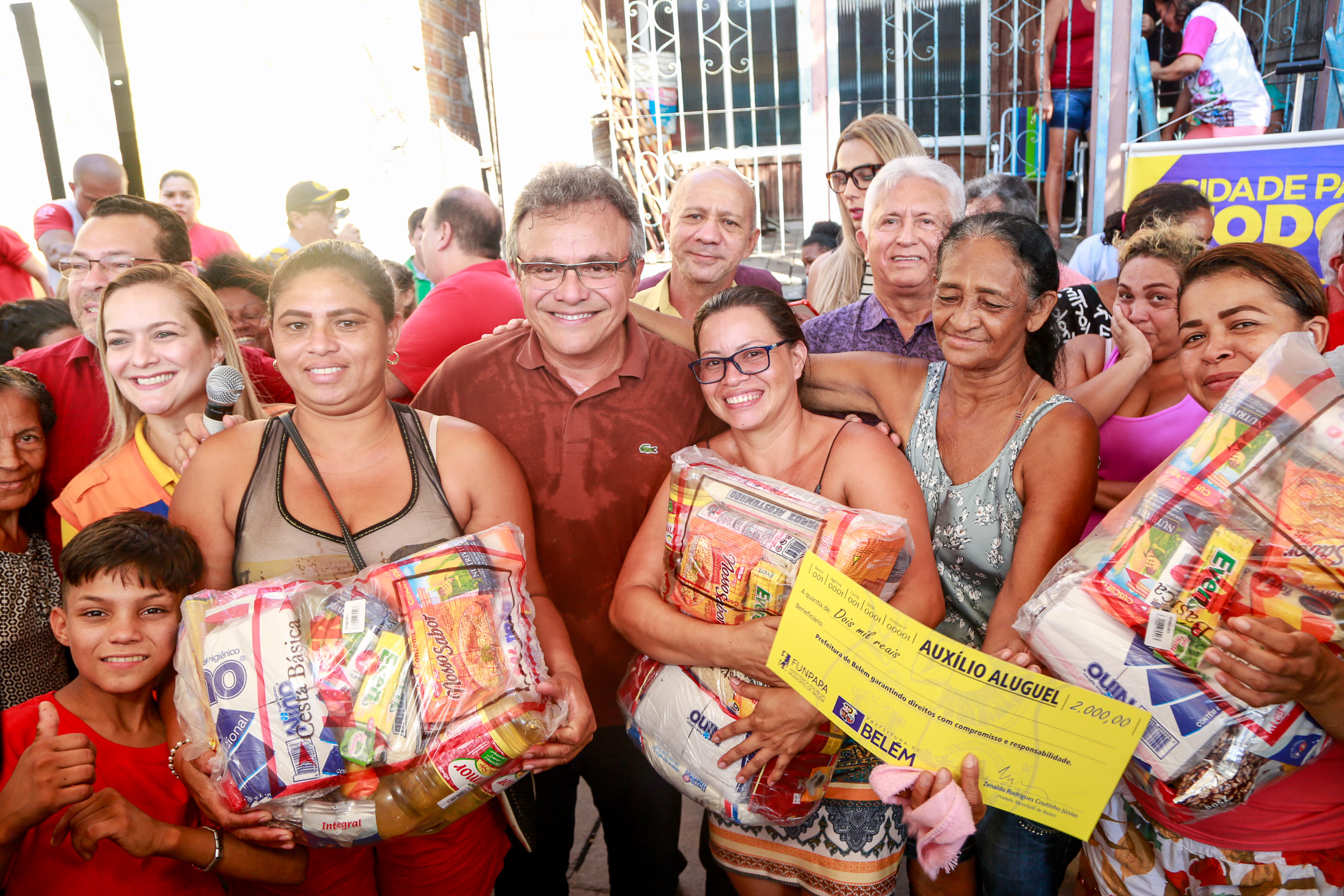 Prefeitura entrega benefícios a famílias atingidas pelo incêndio no bairro da Pedreira