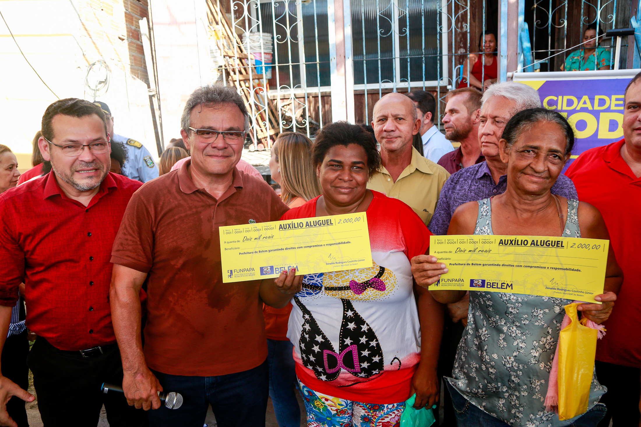 Prefeitura entrega benefícios a famílias atingidas pelo incêndio no bairro da Pedreira