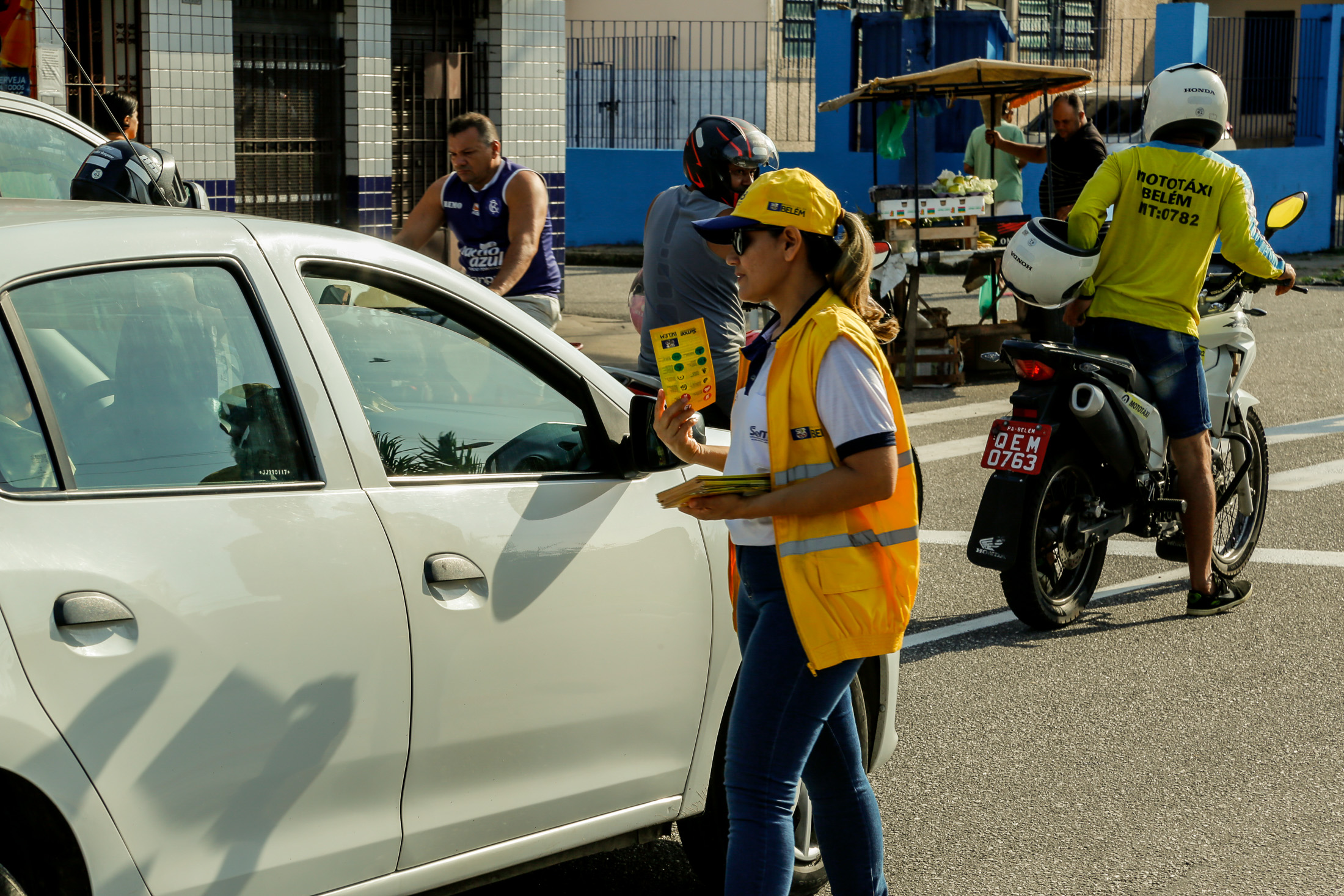 Semob promove ação educativa para travessia segura de pedestres na Senador Lemos