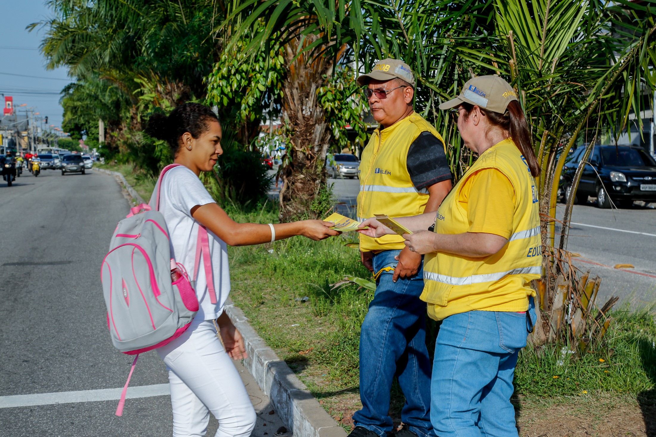 Semob promove ação educativa para travessia segura de pedestres na Senador Lemos