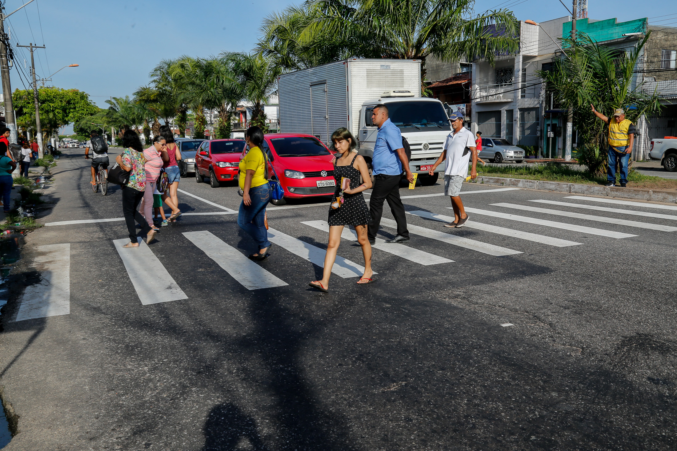 Semob promove ação educativa para travessia segura de pedestres na Senador Lemos