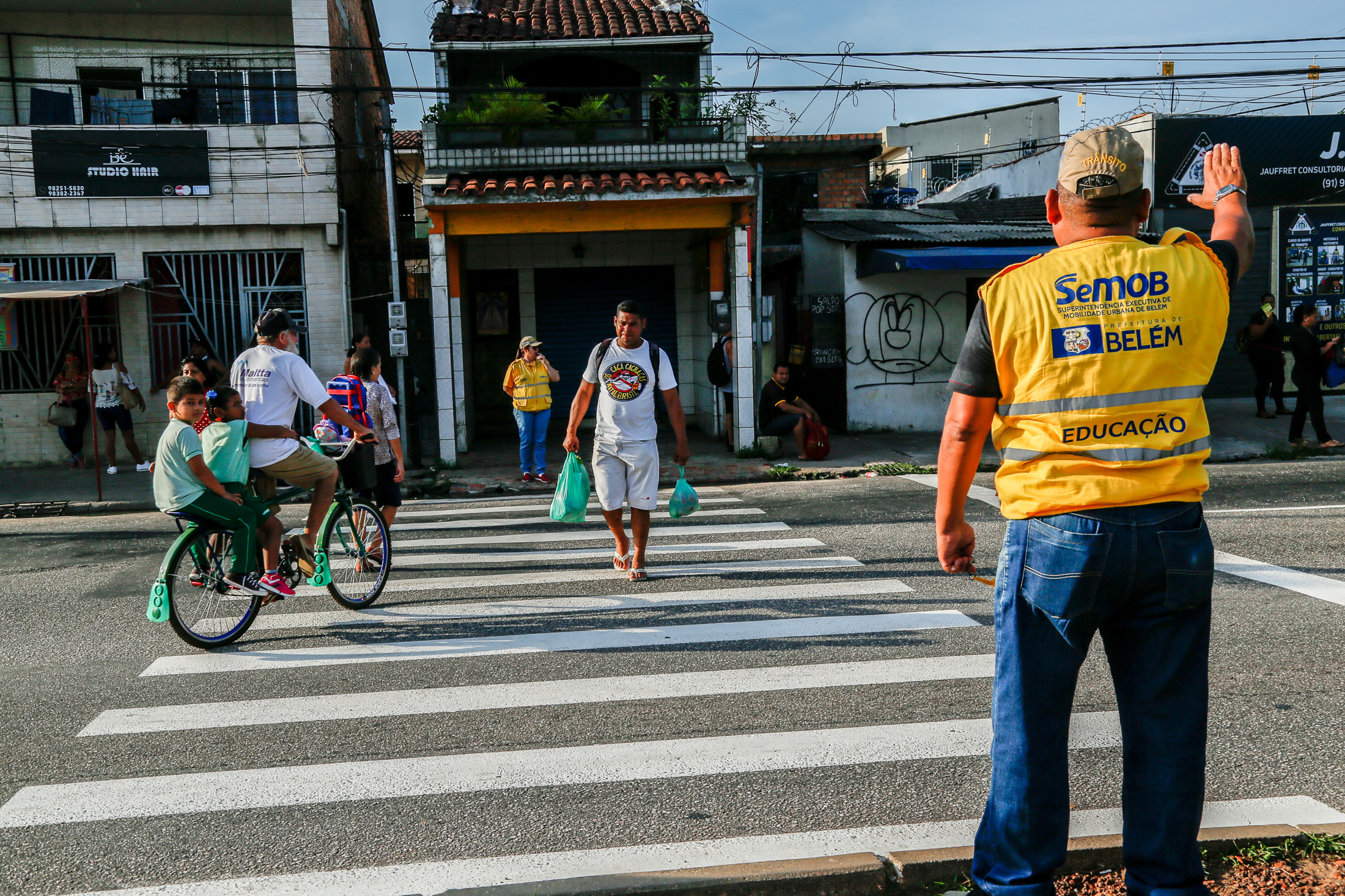 Semob promove ação educativa para travessia segura de pedestres na Senador Lemos