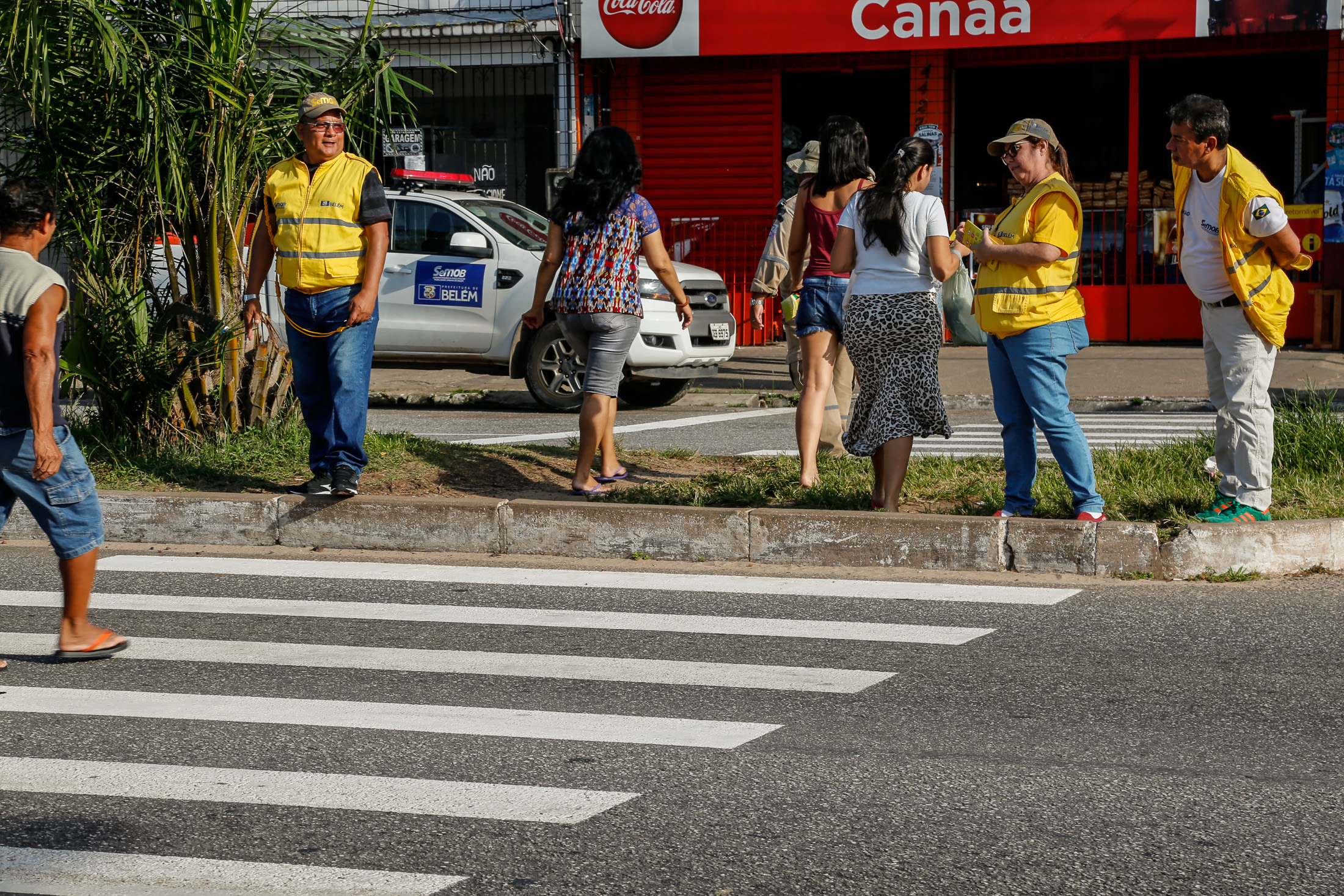 Semob promove ação educativa para travessia segura de pedestres na Senador Lemos