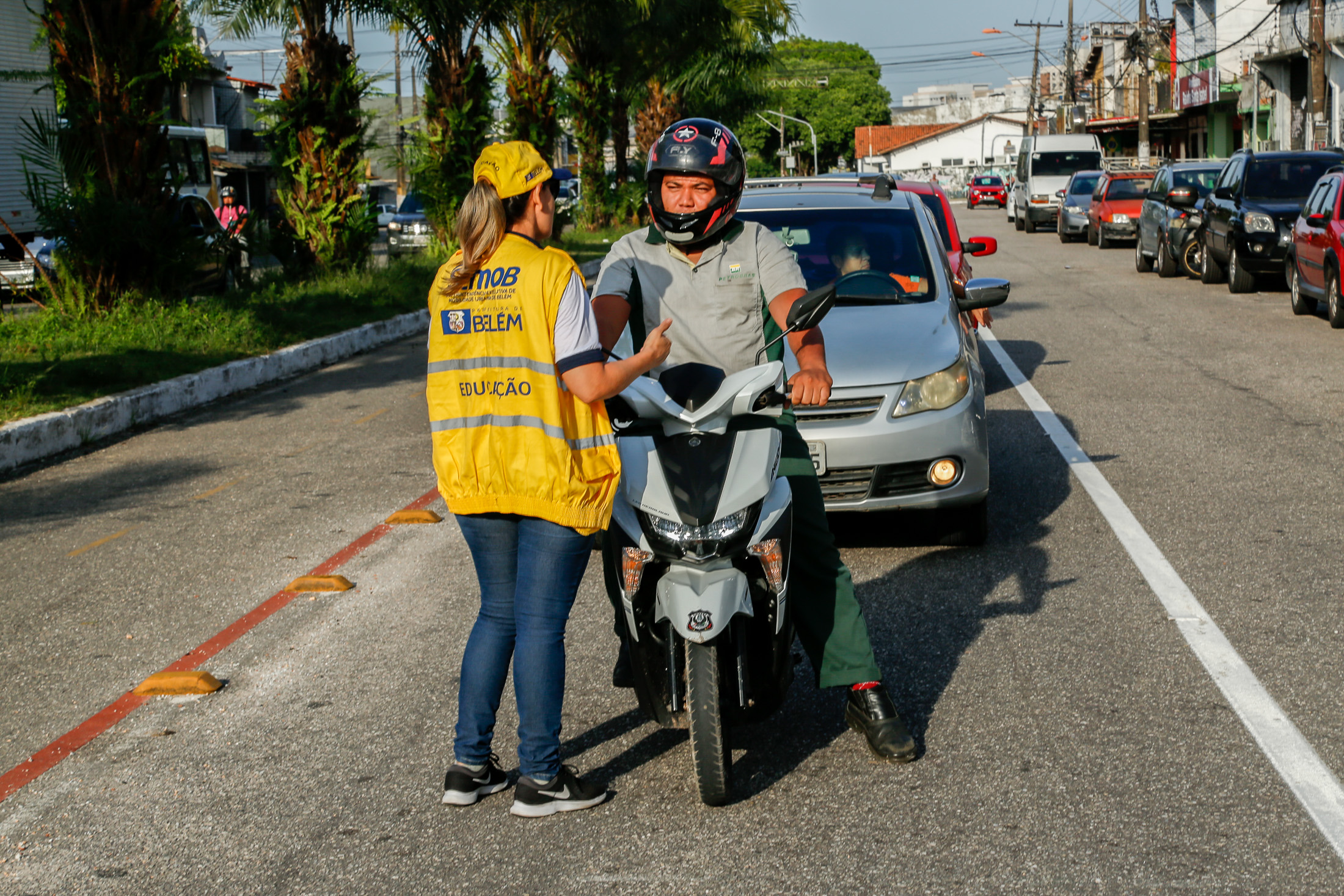 Semob promove ação educativa para travessia segura de pedestres na Senador Lemos