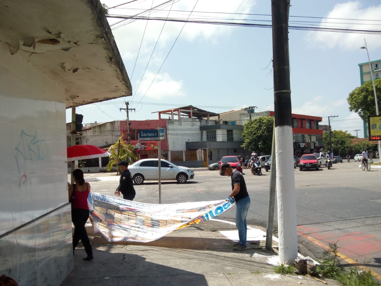 Ordem Pública retira faixas e placas irregulares espalhadas pela cidade