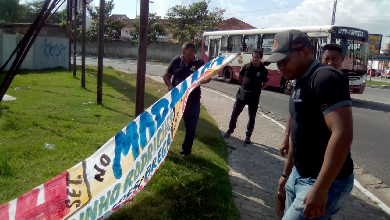 Ordem Pública retira faixas e placas irregulares espalhadas pela cidade