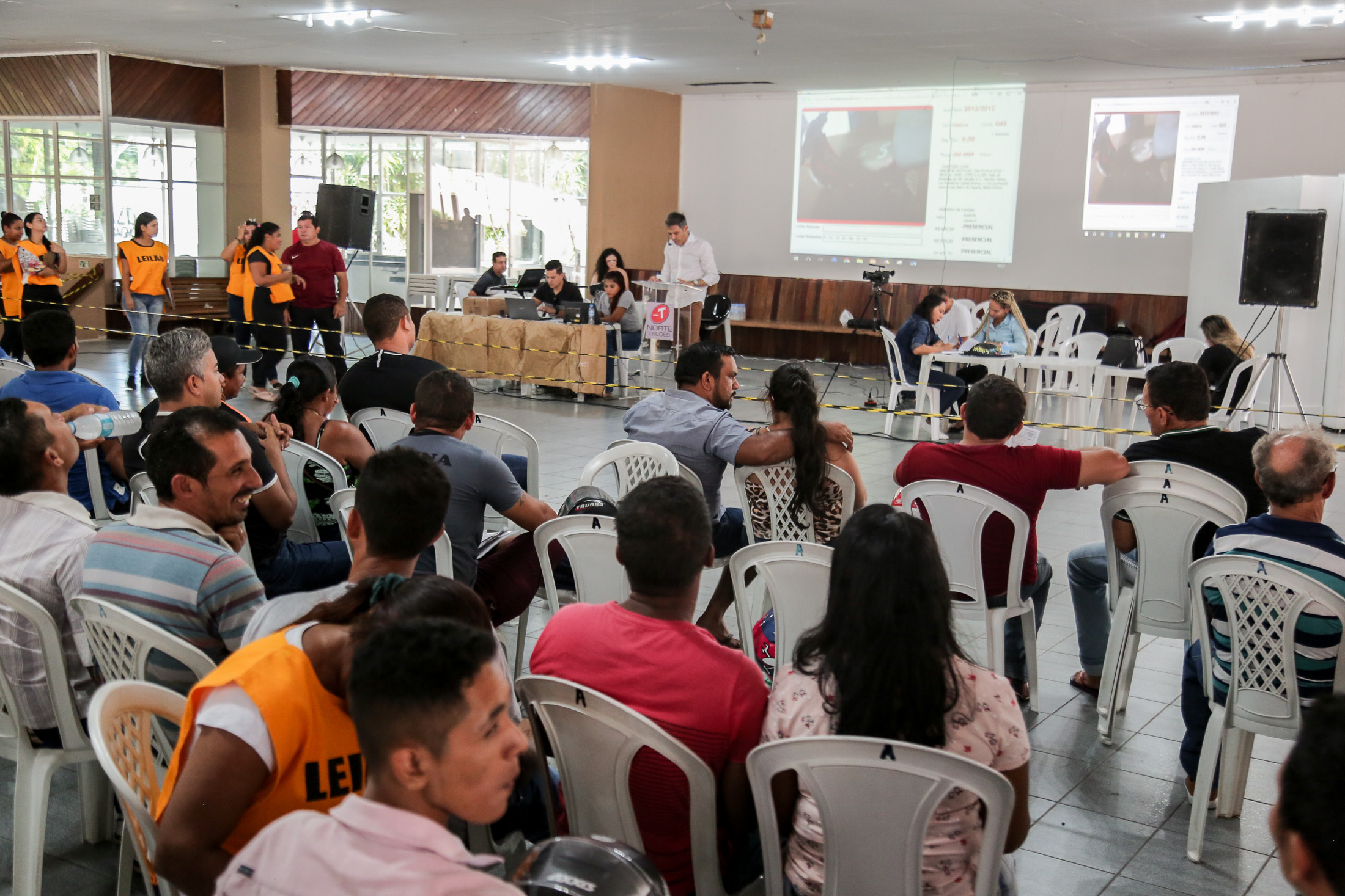 Mais de 500 veículos são arrematados em leilão da SeMOB