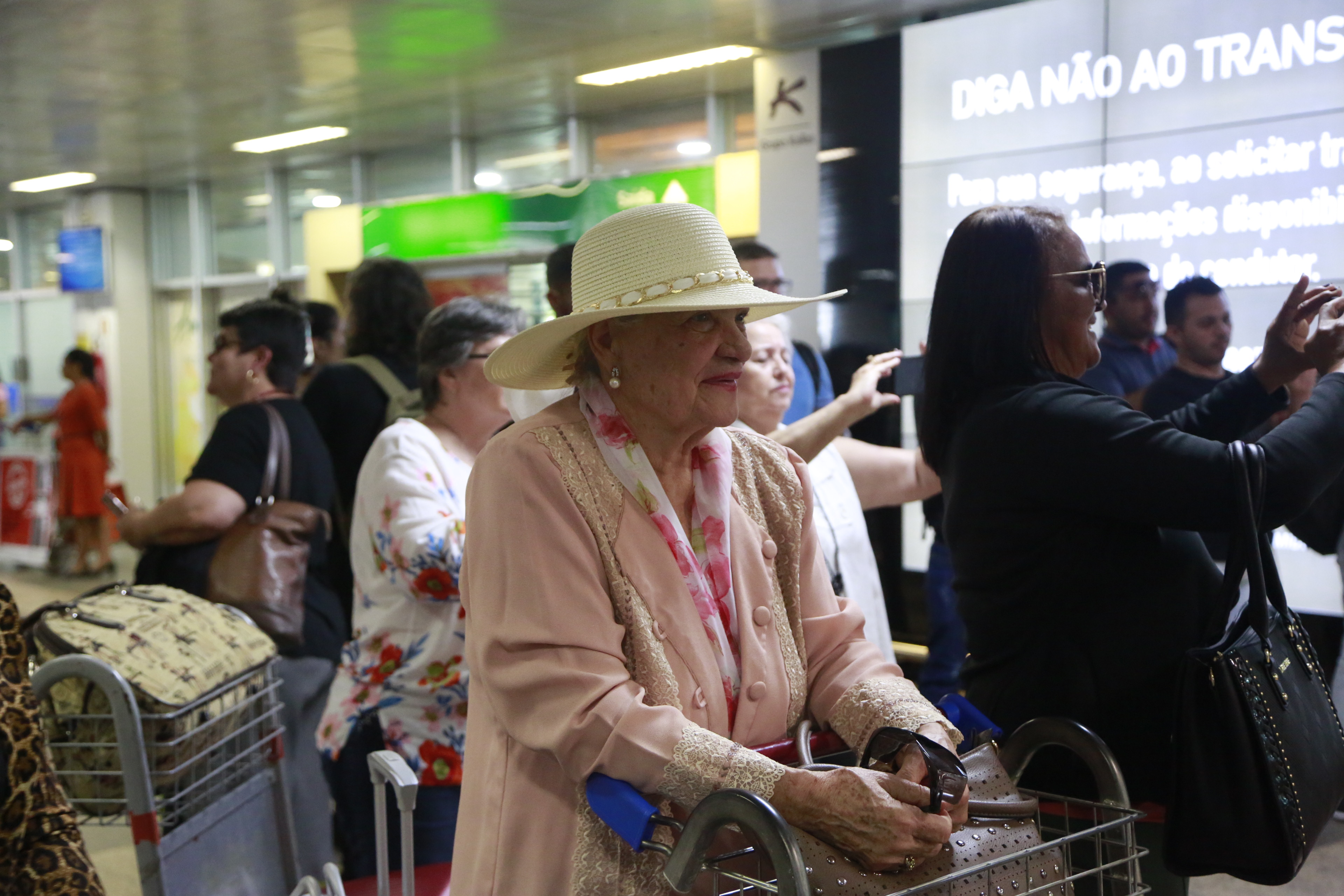 Turistas do Círio de Nazaré são recepcionados no aeroporto de Belém 