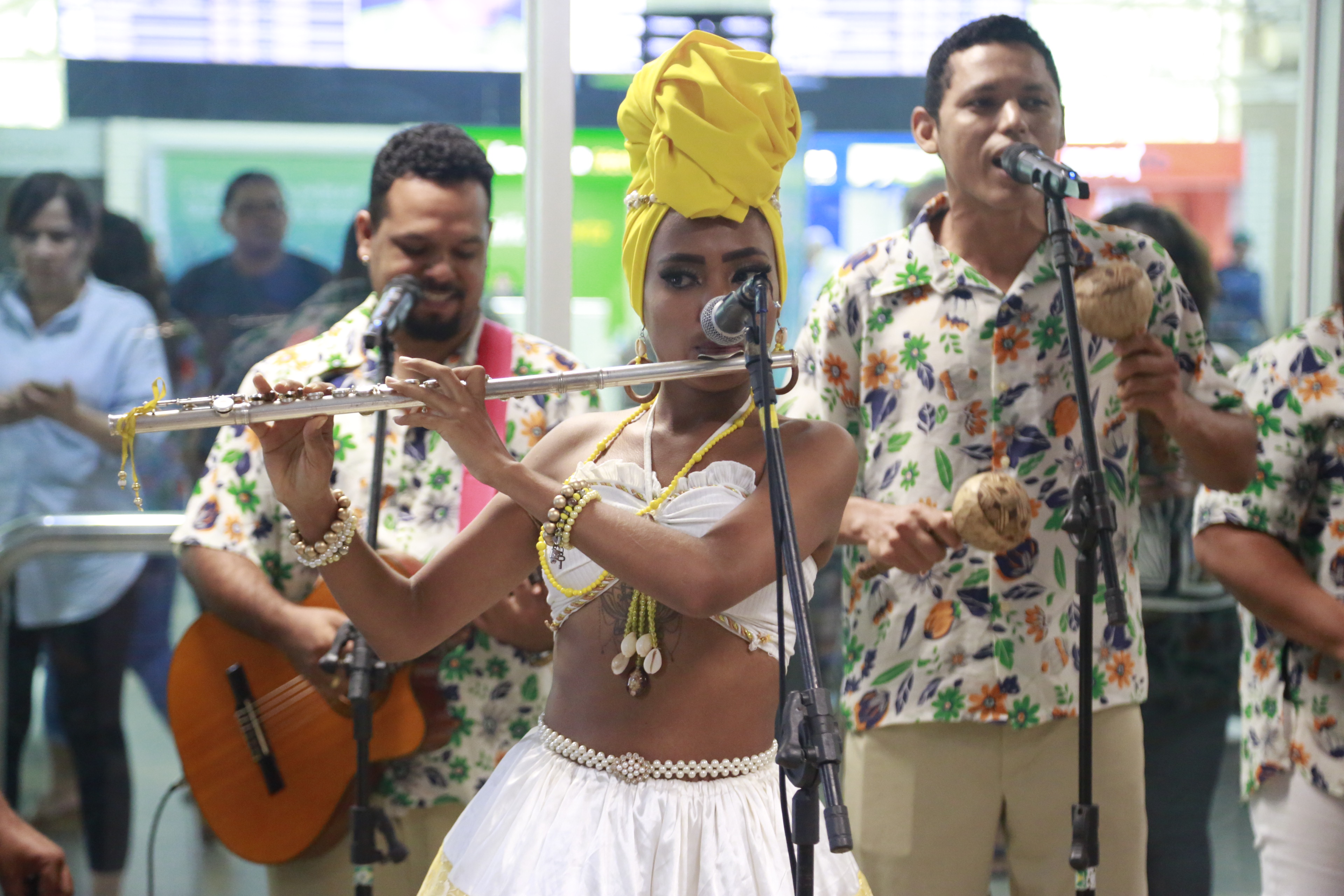 Turistas do Círio de Nazaré são recepcionados no aeroporto de Belém 