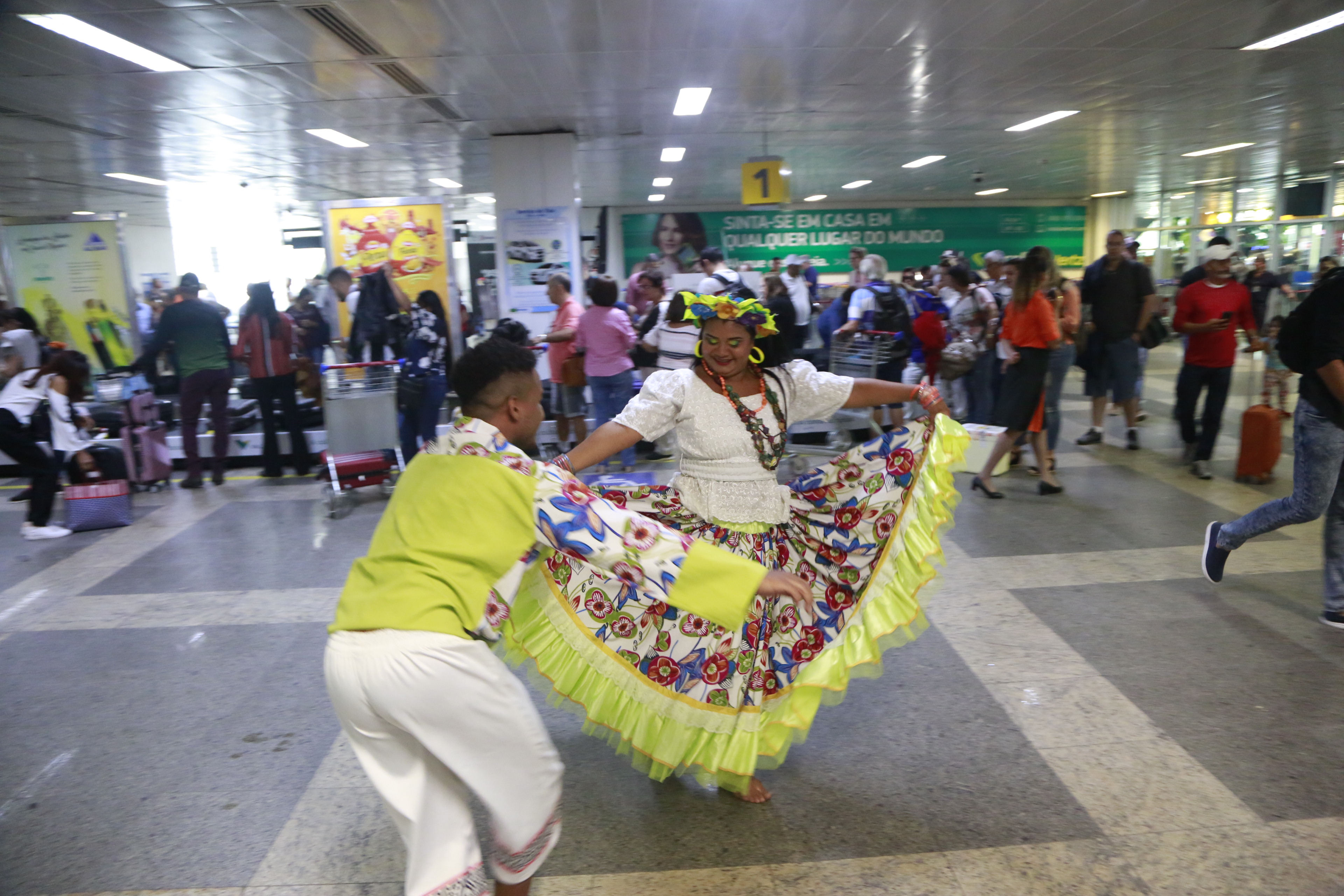 Turistas do Círio de Nazaré são recepcionados no aeroporto de Belém 