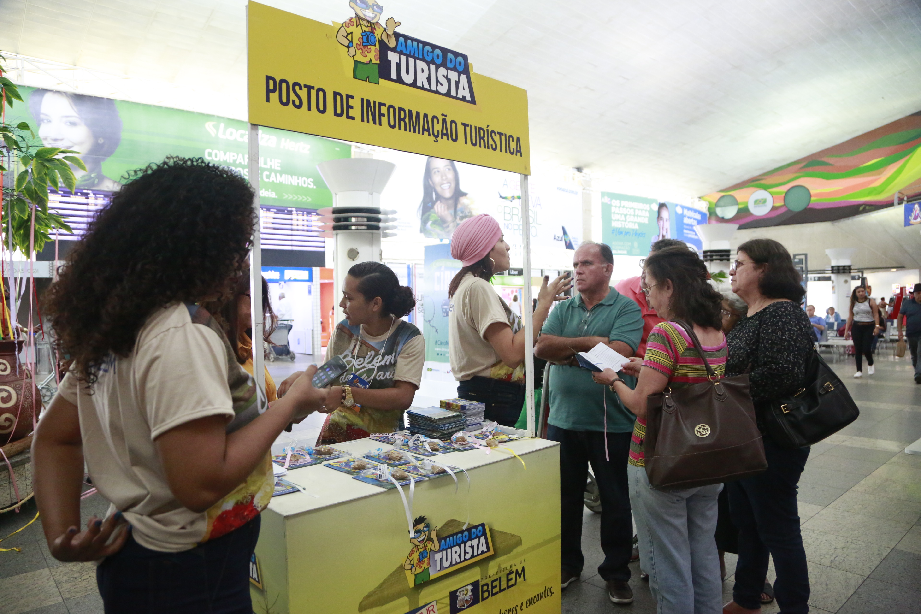 Turistas do Círio de Nazaré são recepcionados no aeroporto de Belém 