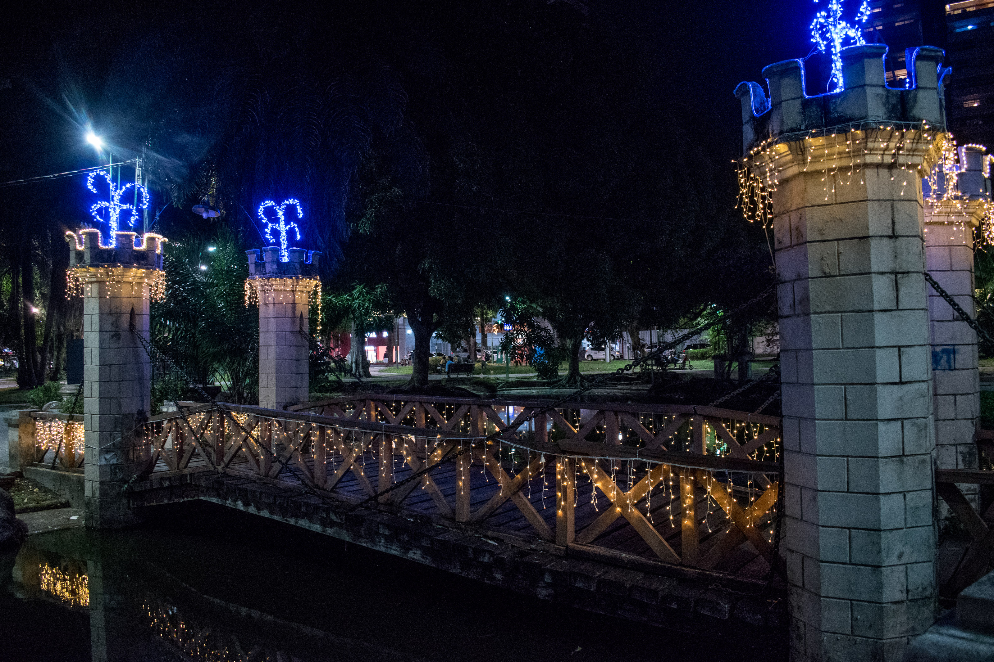 Praça Batista Campos recebe iluminação e cuidados especiais para o Círio