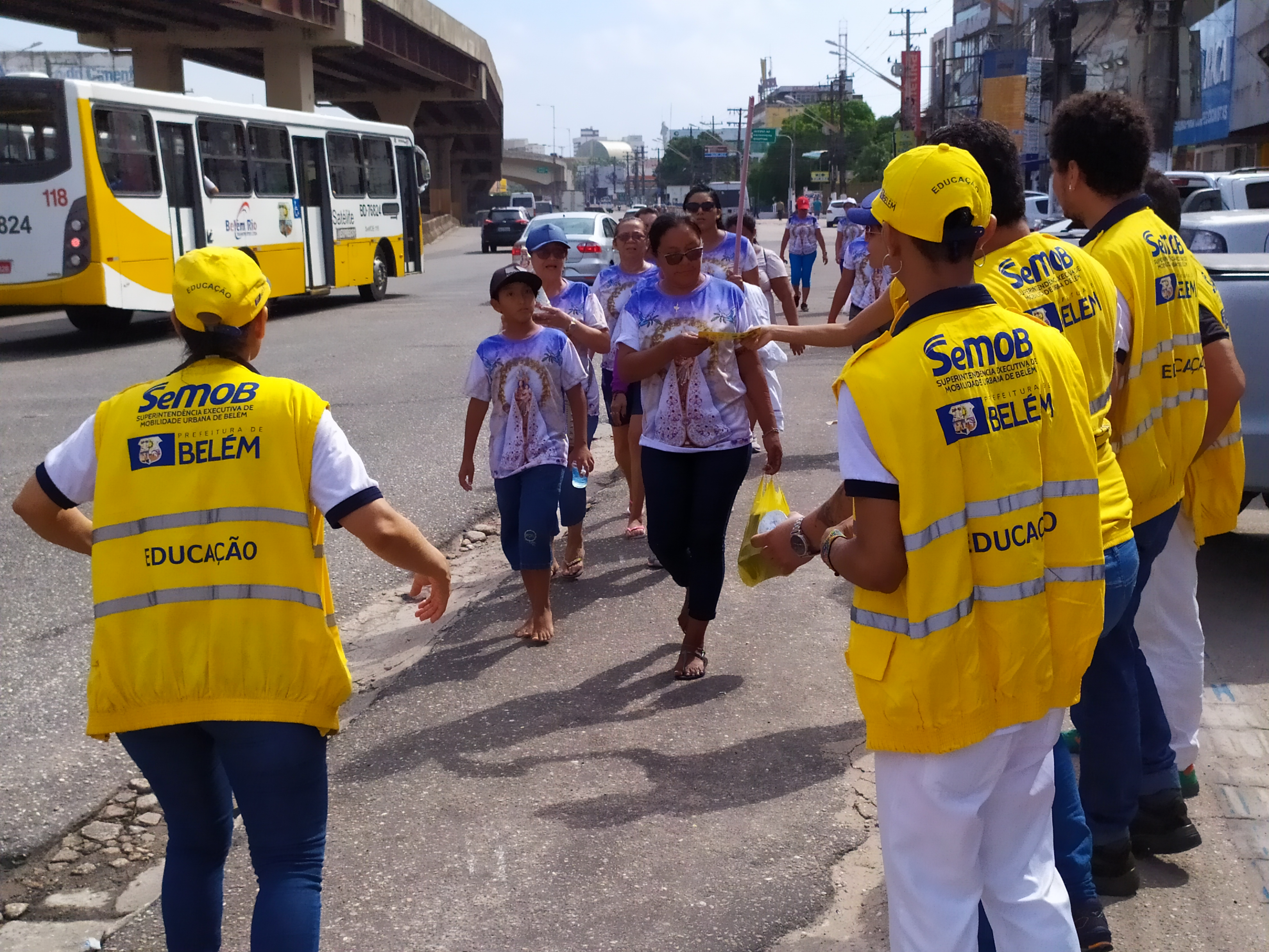 Comando educativo da SeMOB recepciona romeiros que chegam a Belém