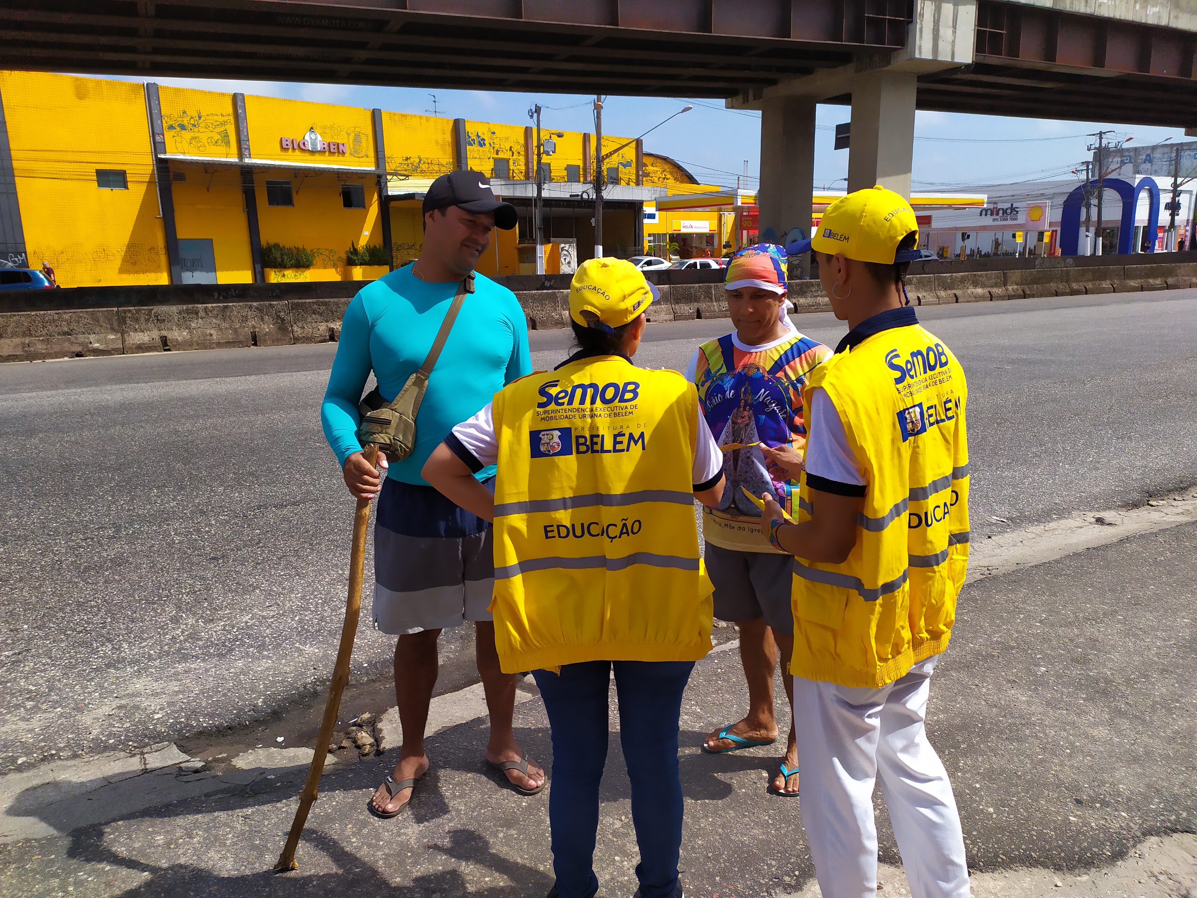Comando educativo da SeMOB recepciona romeiros que chegam a Belém