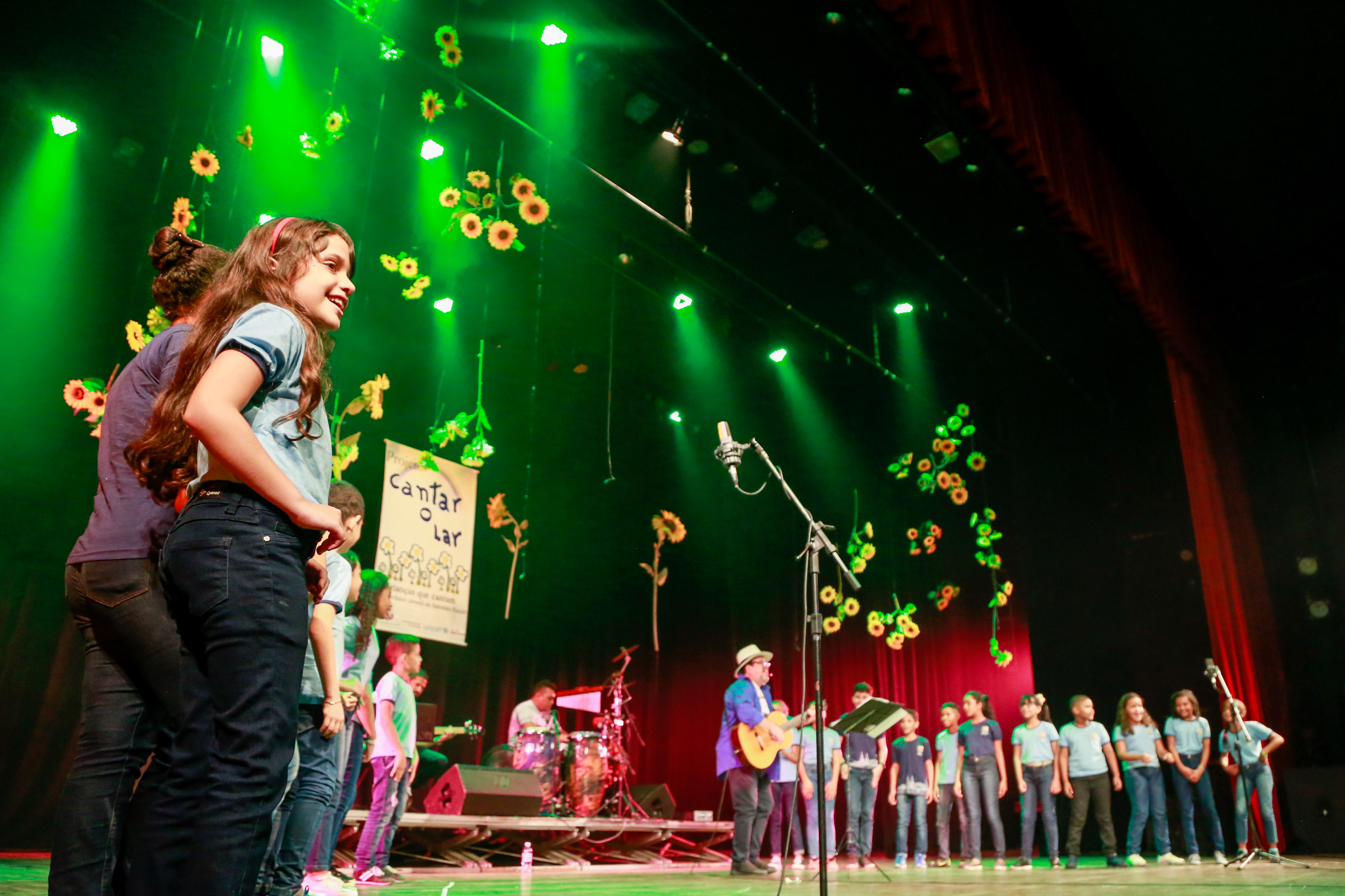 Alunos da rede municipal lançam o terceiro CD e DVD do projeto “Cantar-o-Lar”