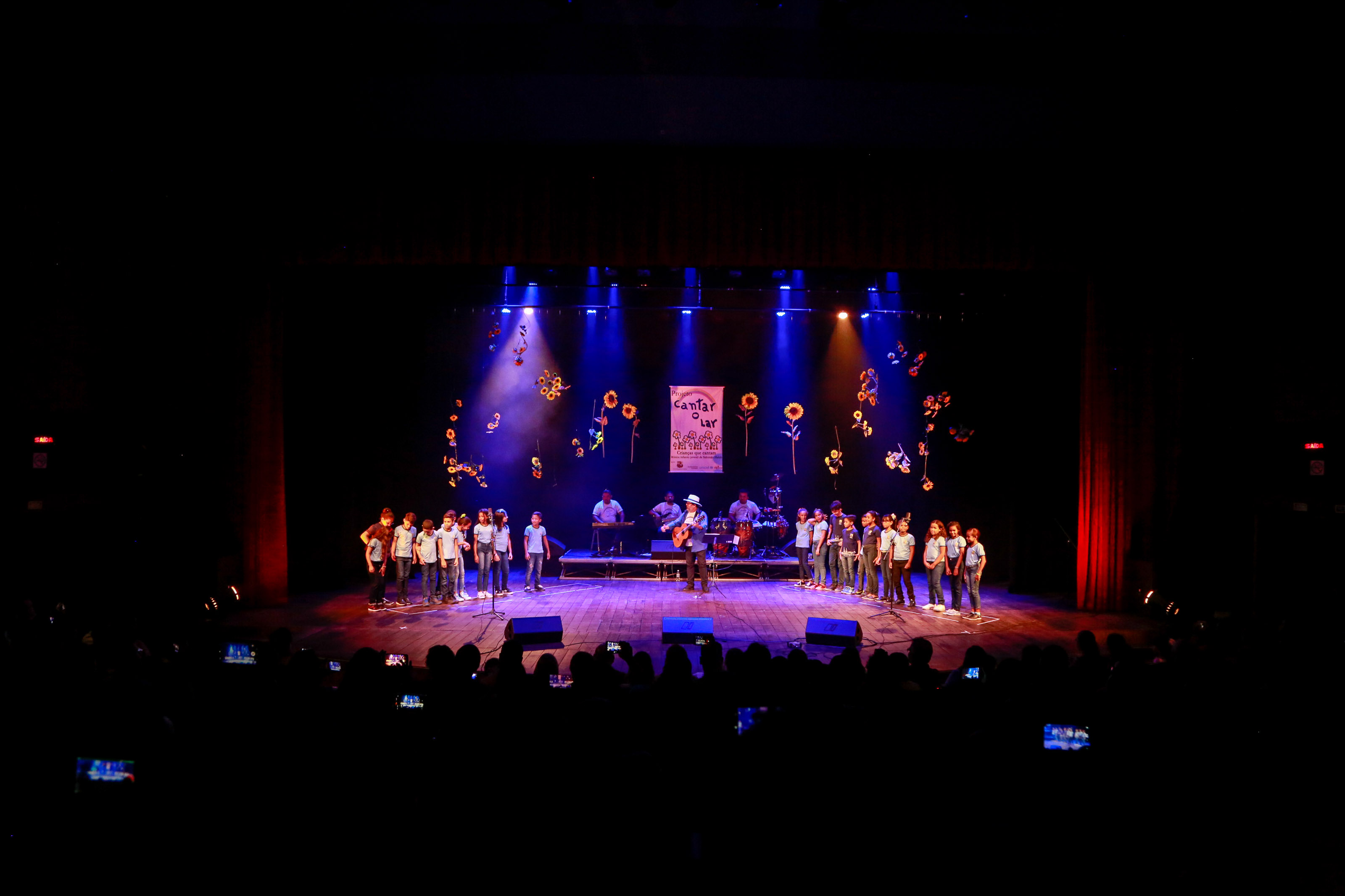 Alunos da rede municipal lançam o terceiro CD e DVD do projeto “Cantar-o-Lar”