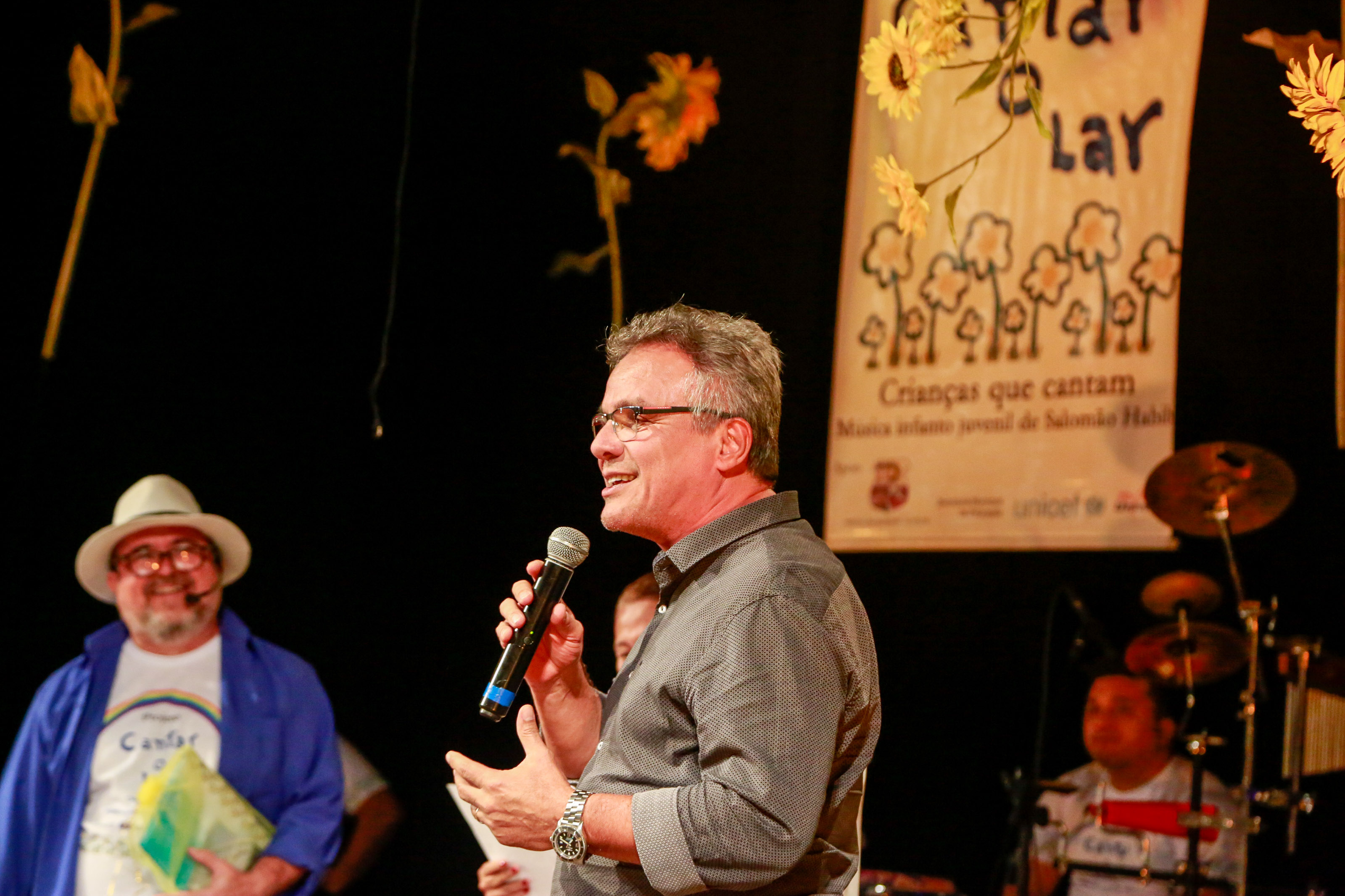 Alunos da rede municipal lançam o terceiro CD e DVD do projeto “Cantar-o-Lar”