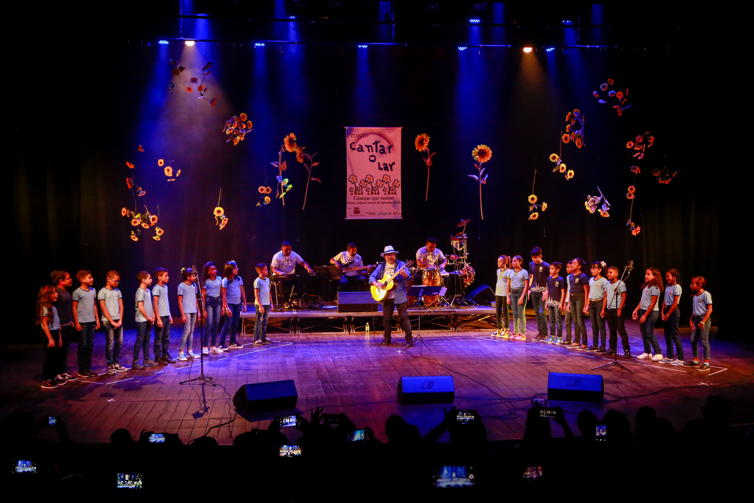 Alunos da rede municipal lançam o terceiro CD e DVD do projeto “Cantar-o-Lar”
